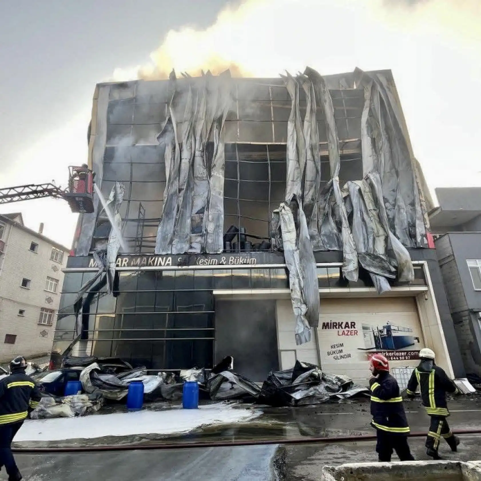 Kozmetik fabrikasında yangın