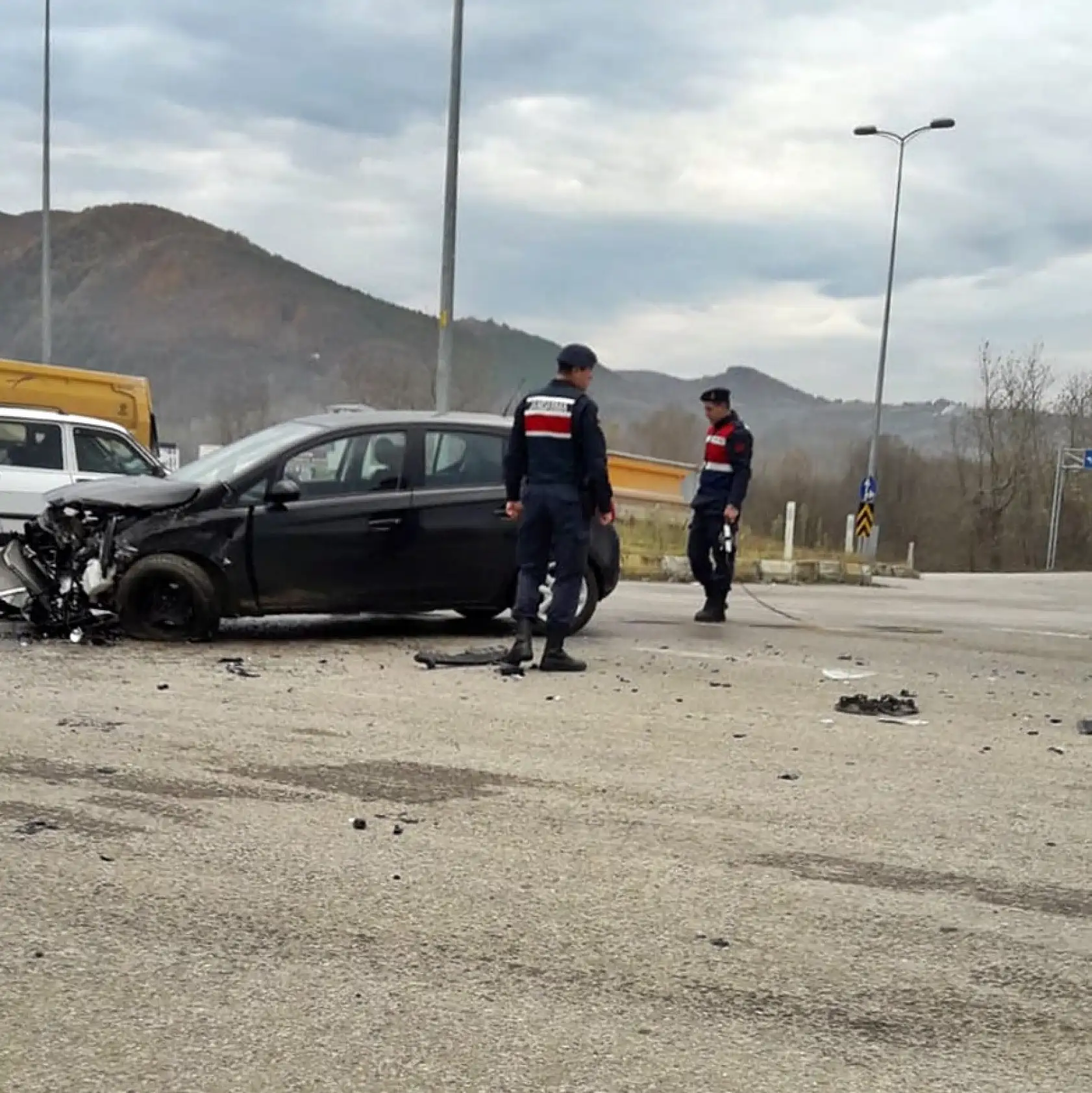 Kamyon ile otomobil çarpıştı