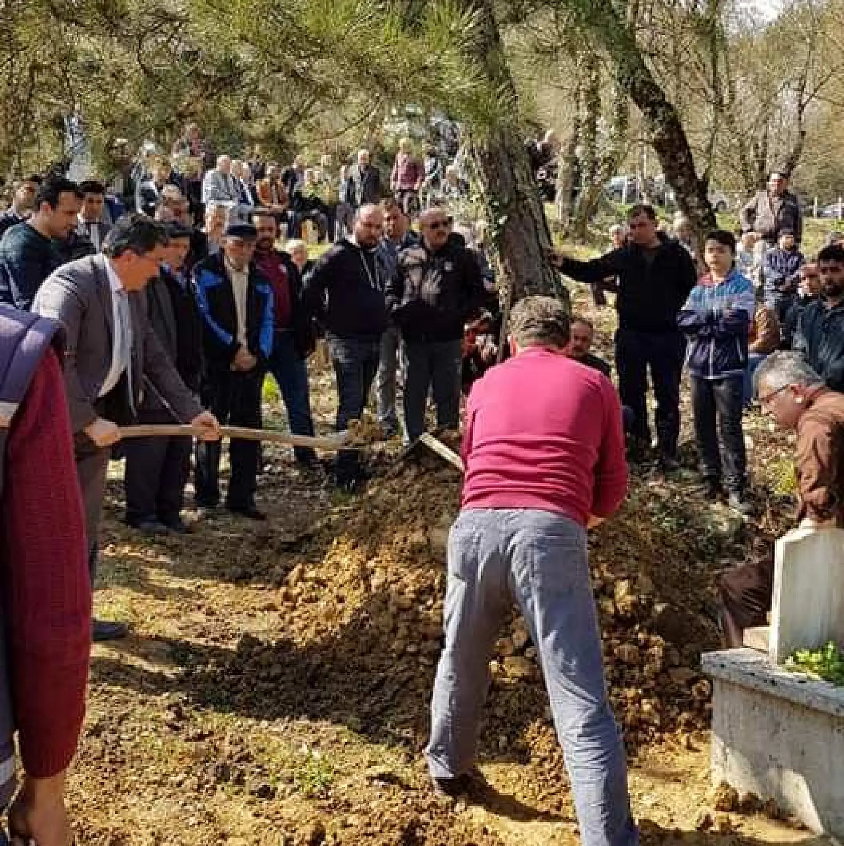 Gözyaşları arasından toprağa verildi