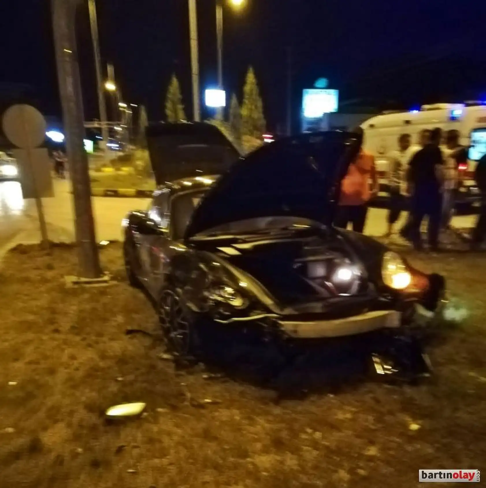 Polisevi kavşağında kaza, ortalık karıştı