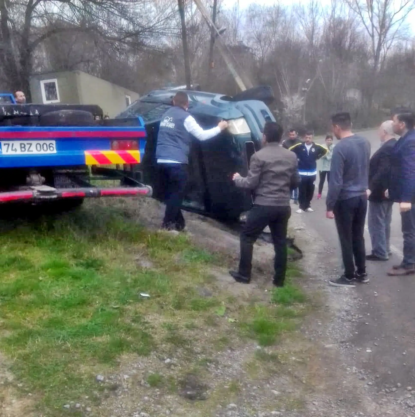 Kontrolden çıkan otomobil devrildi