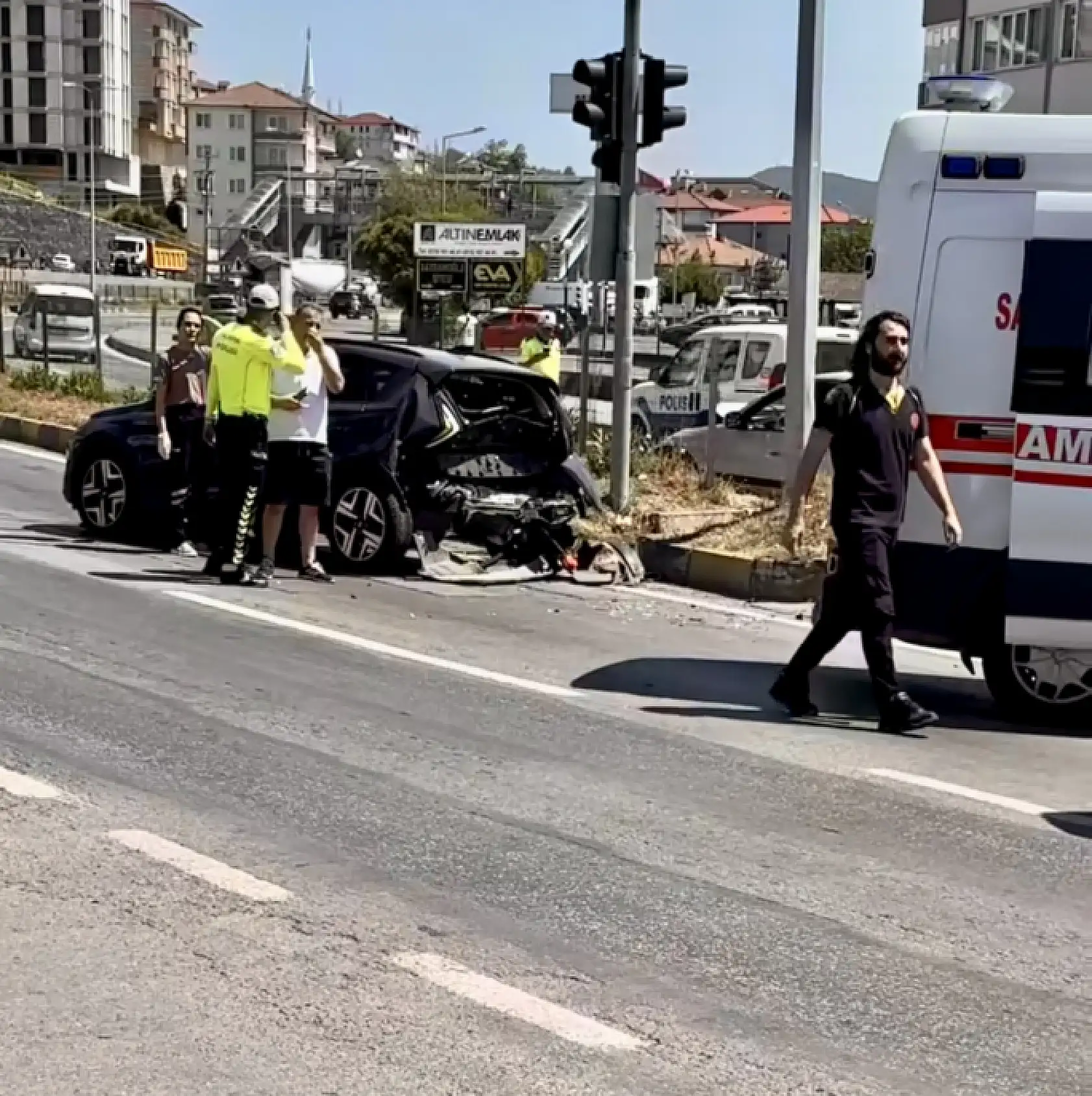 Kavşakta kaza, çok sayıda yaralı var