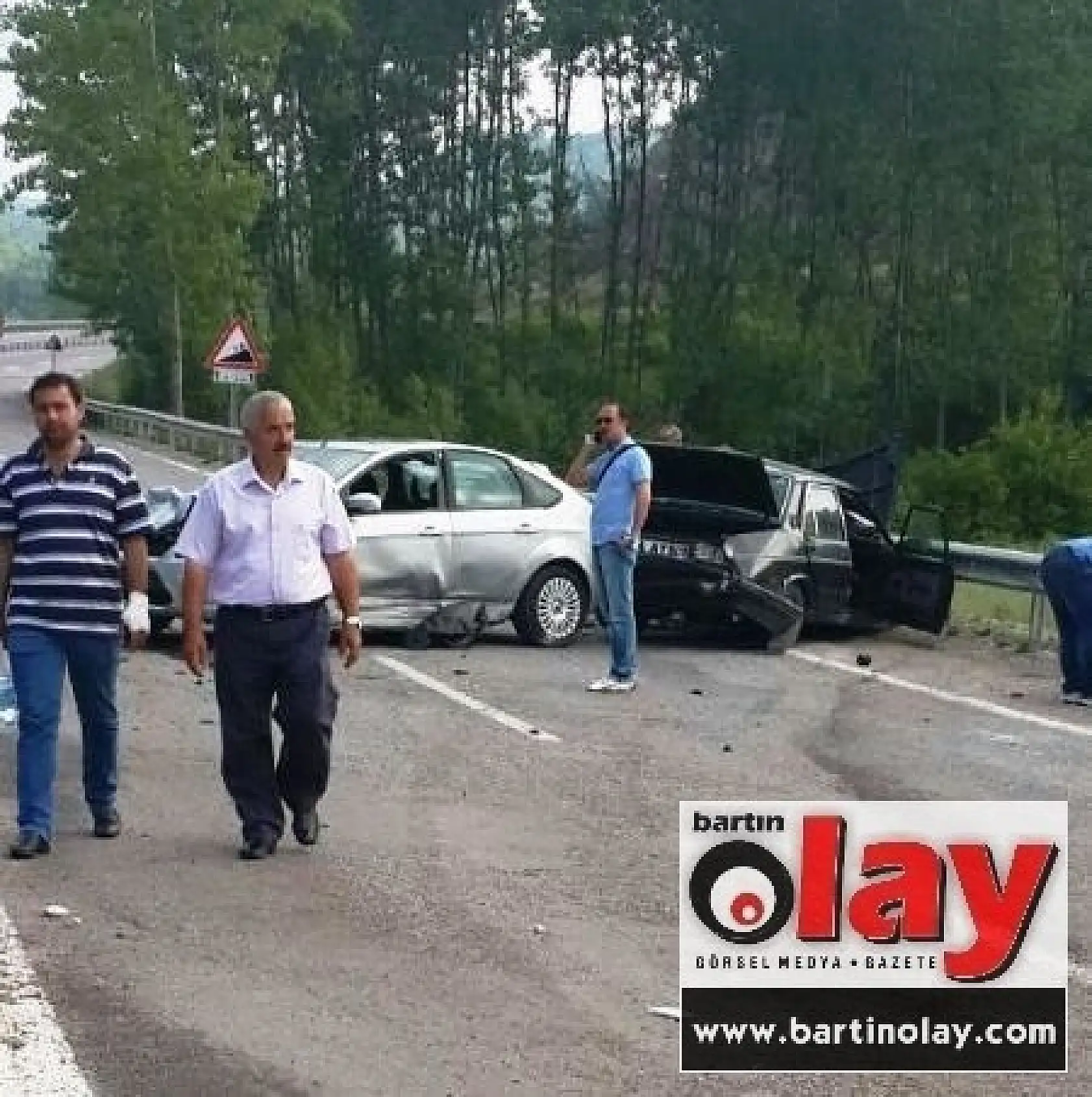 İki Otomobil Kafa Kafaya Çarpıştı