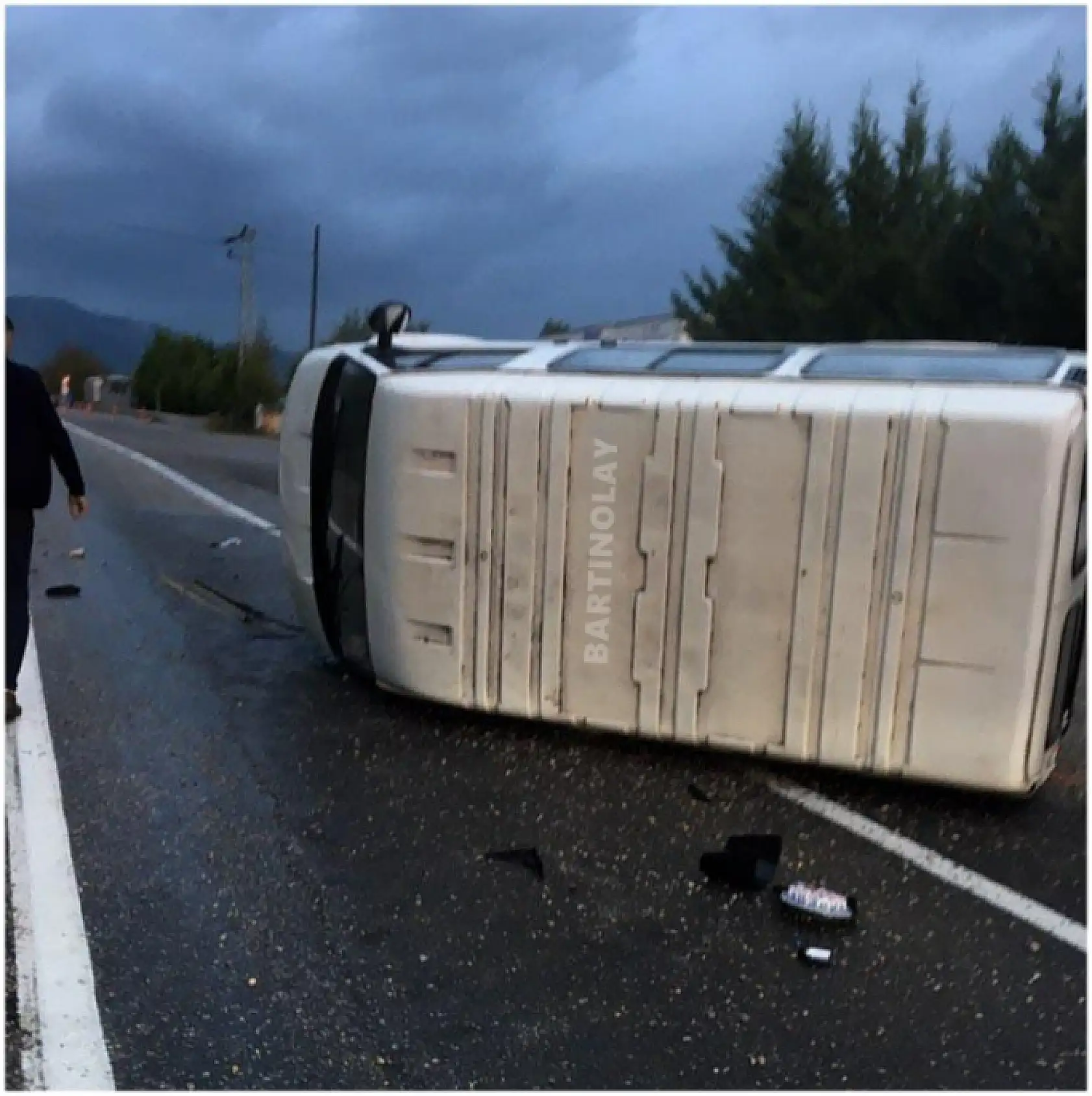 Trafik levhasına çarpıp devrildi