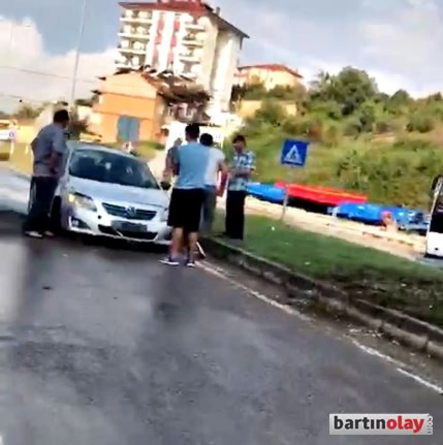 Biri devrildi, biri karşı yola geçti