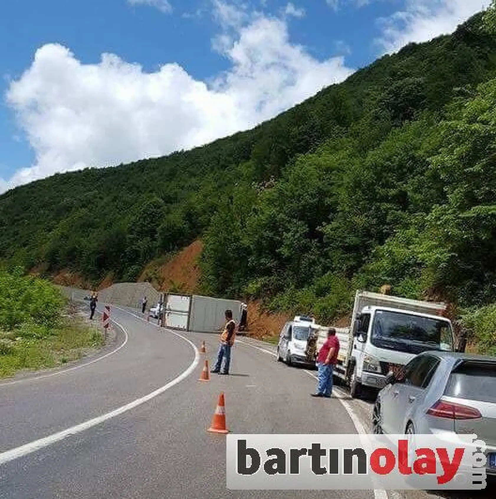 Bartın Karabük yolunda kamyon devrildi