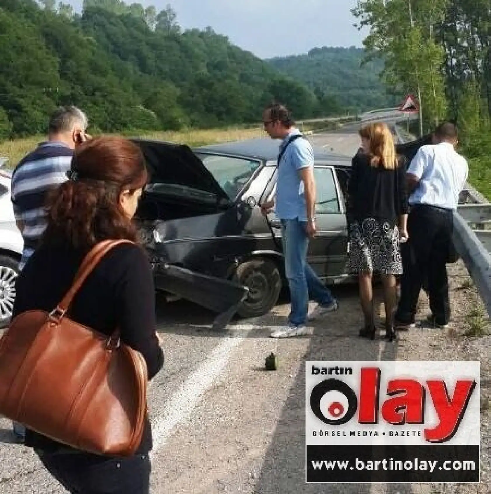 İki Otomobil Kafa Kafaya Çarpıştı