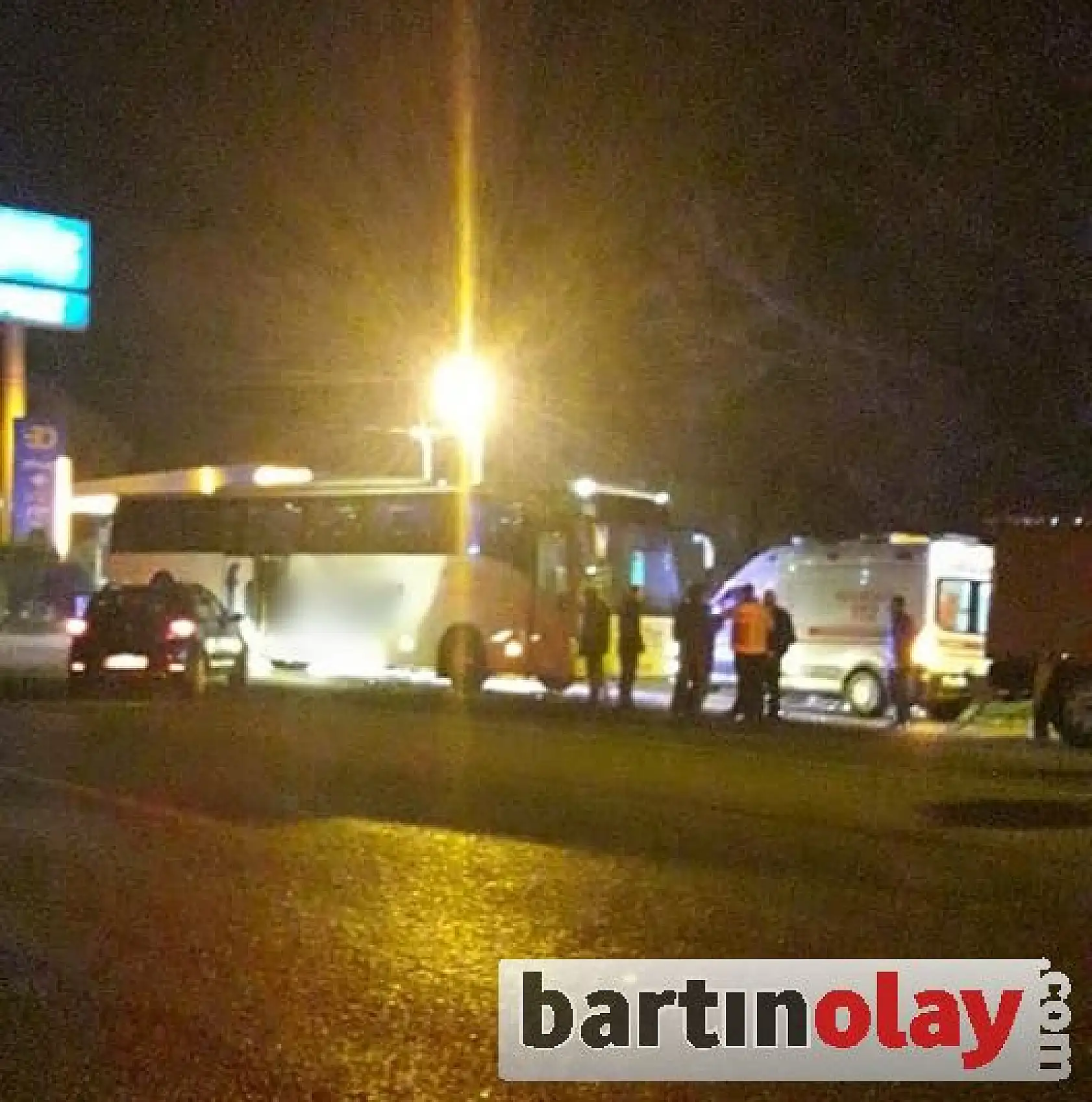 Yolcu otobüsü ile otomobil çarpıştı