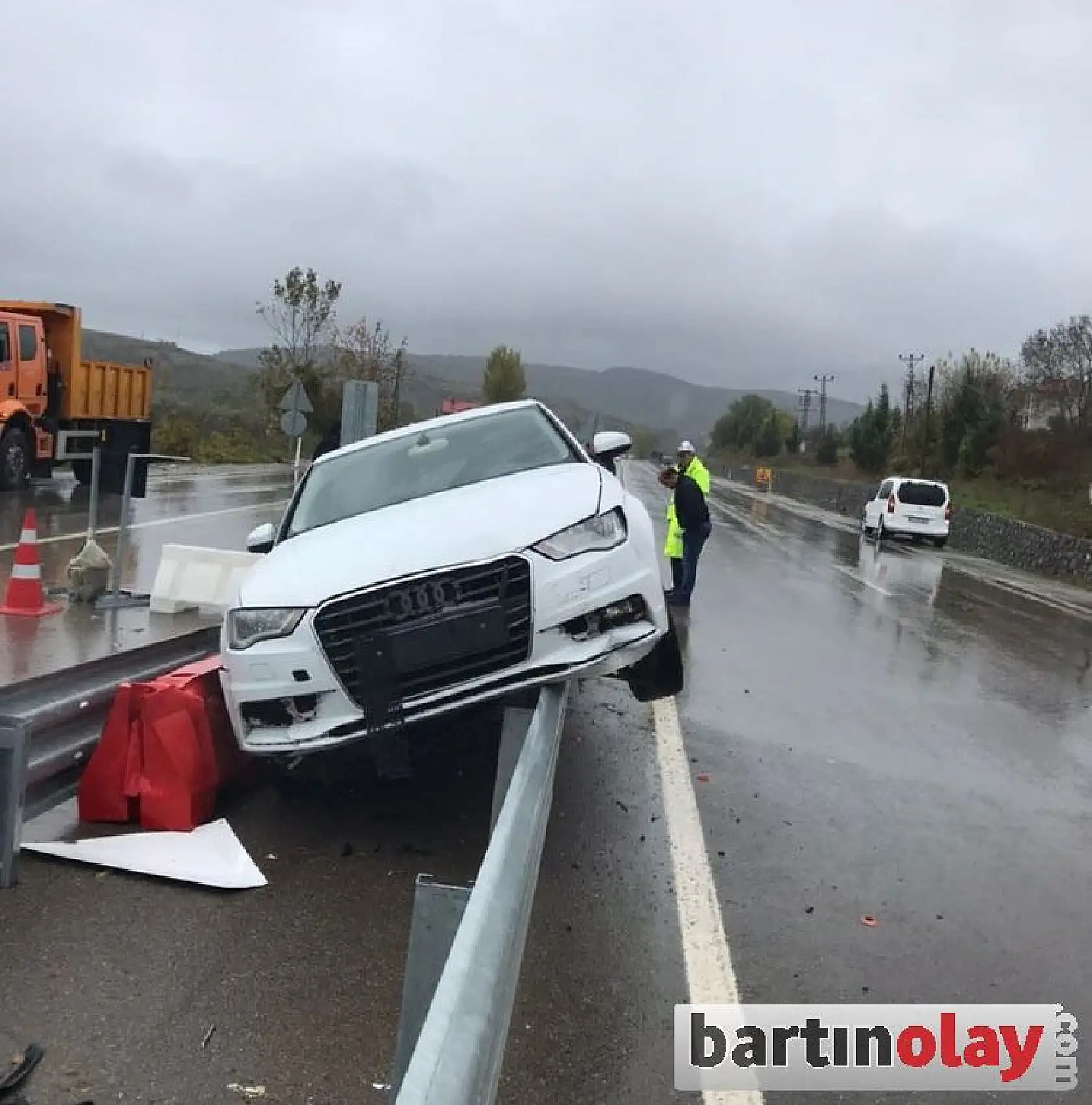 Bariyerlerin üzerine çıktı
