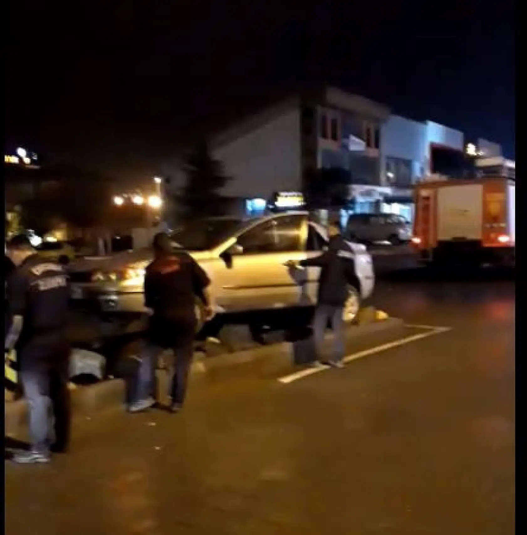 Orta refüje çıktı, taşların üzerinde kaldı