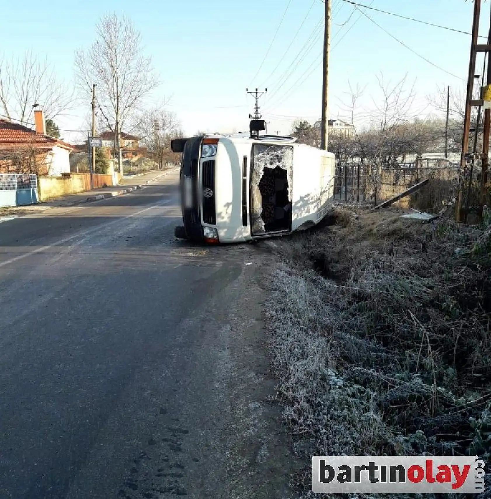 Buzlu yolda kayan minibüs devrildi