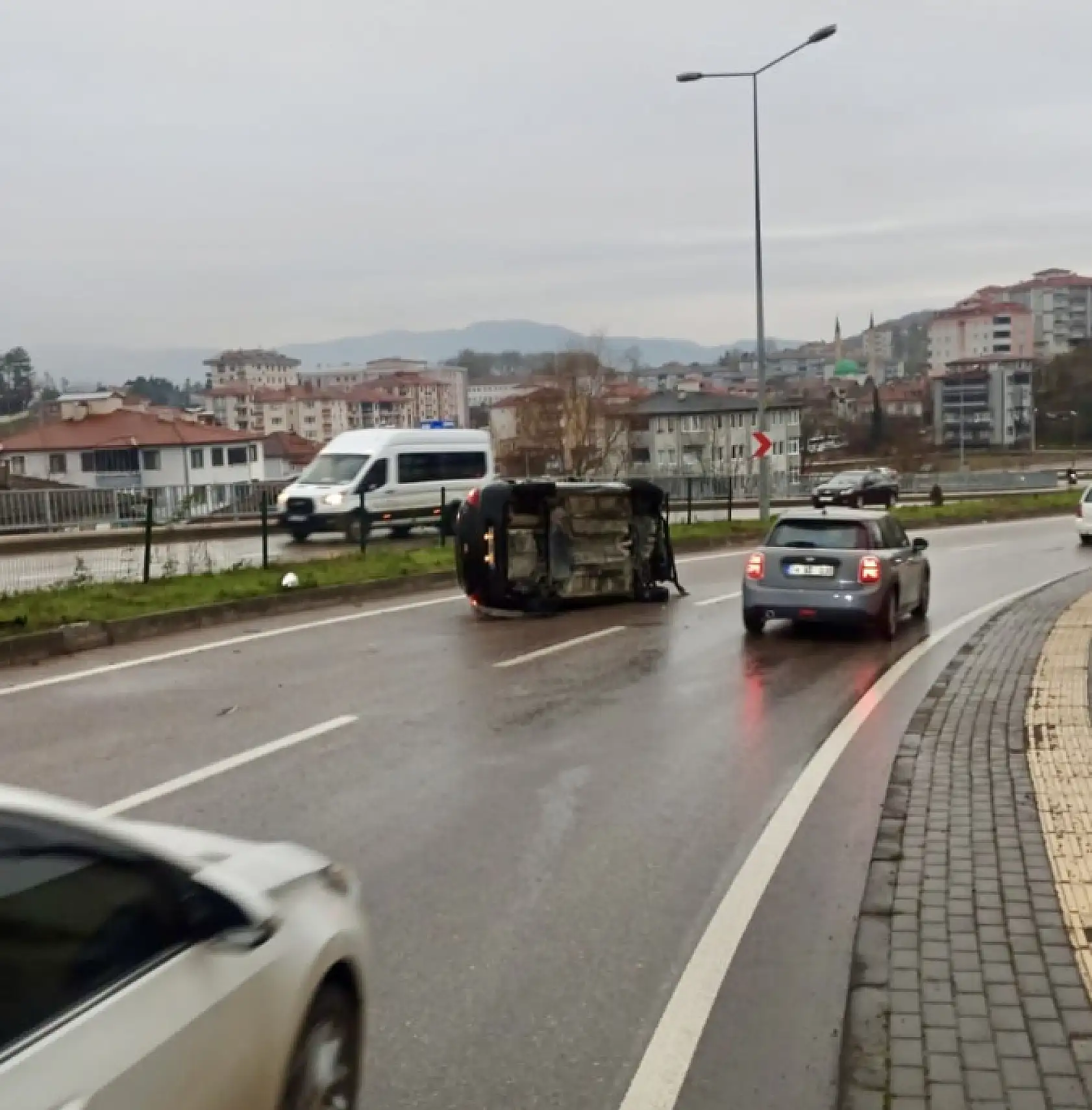 Orta refüje çarpıp devrildi