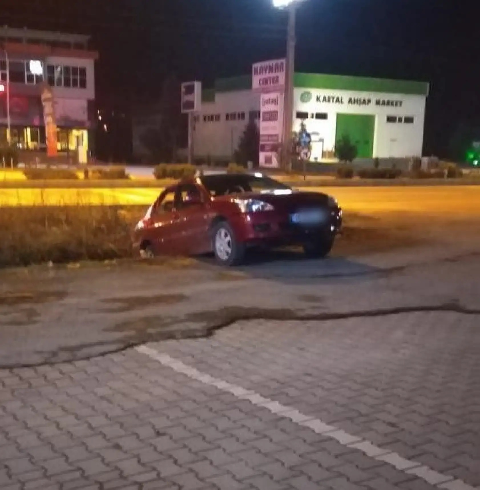 Geri kayan araç kanala düştü