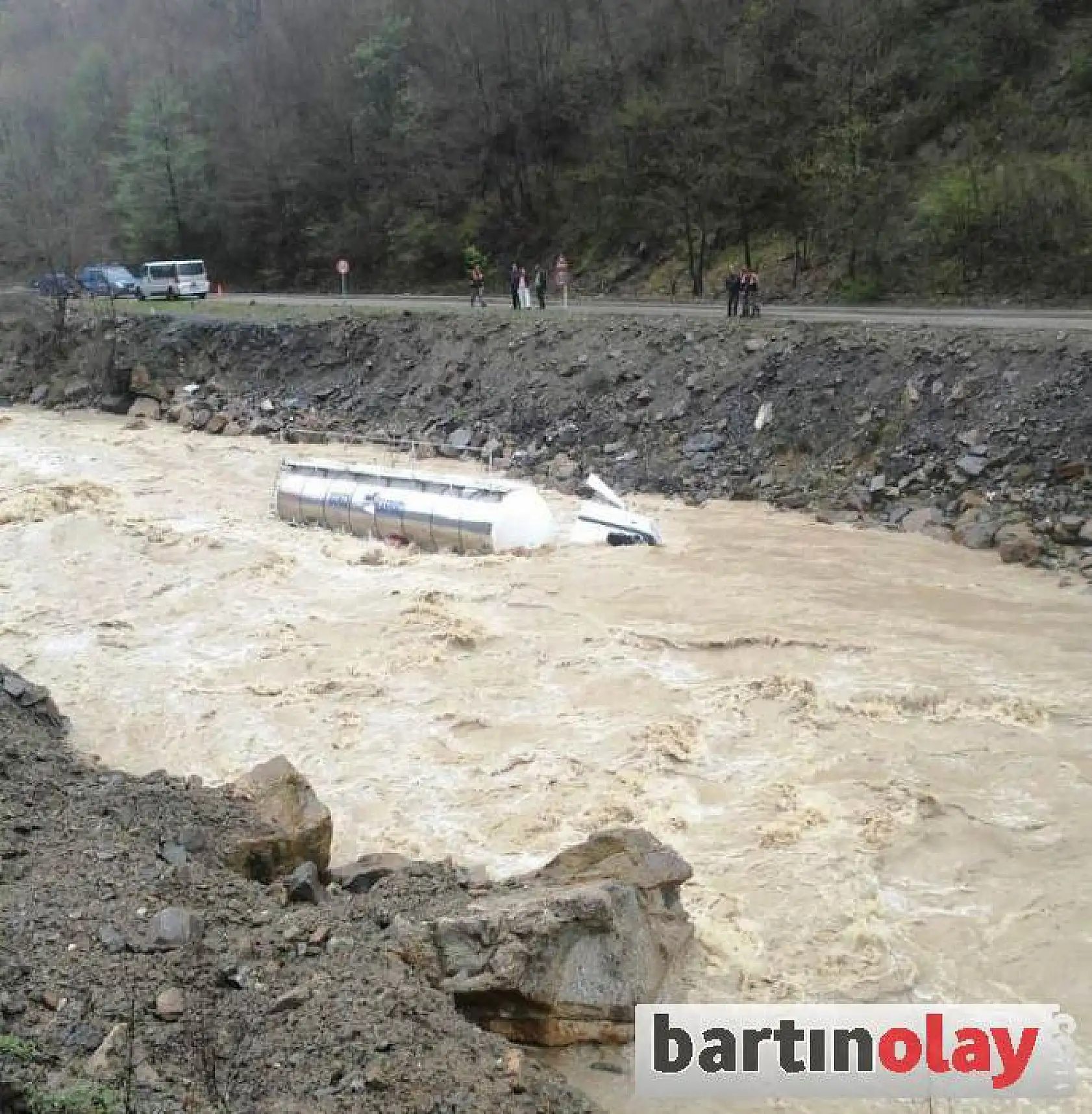 Köprüden Uçan Tanker Sulara Gömüldü