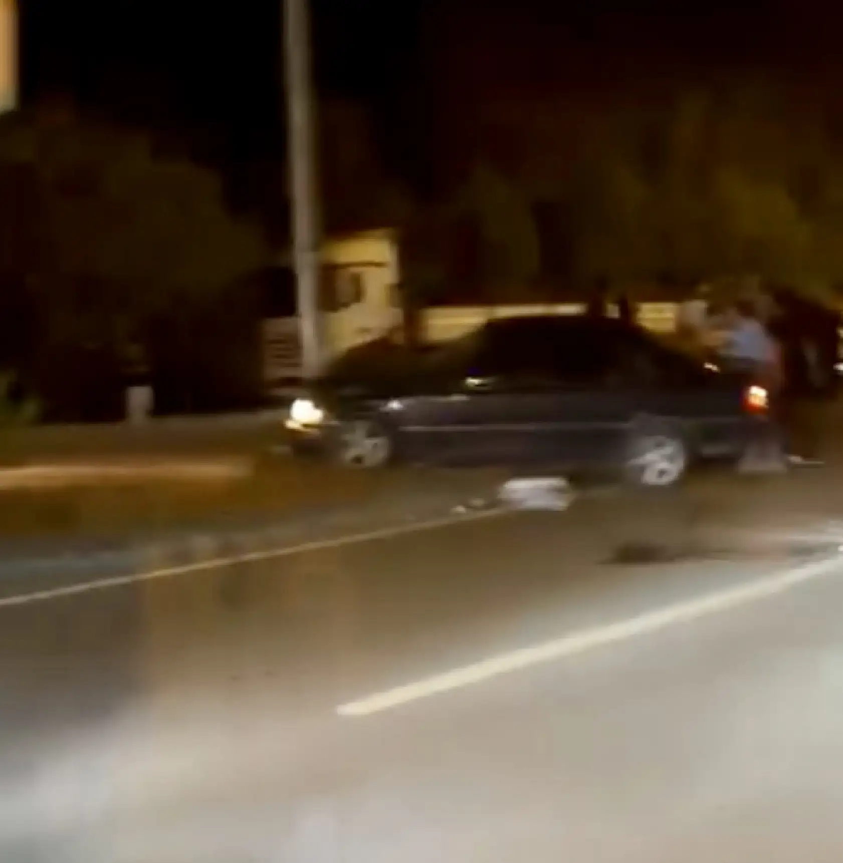 Aydınlatma direğine çarptı