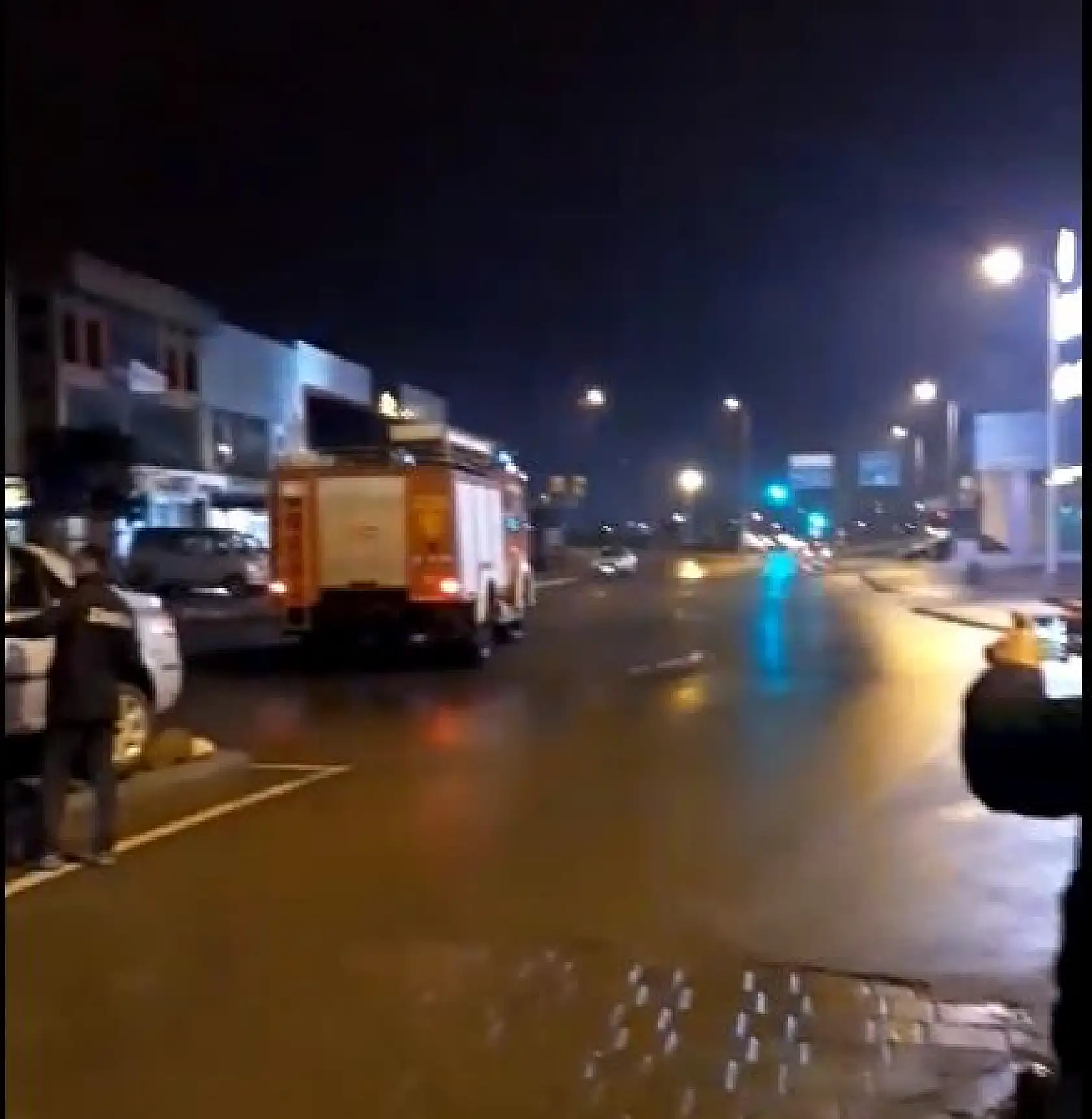 Orta refüje çıktı, taşların üzerinde kaldı