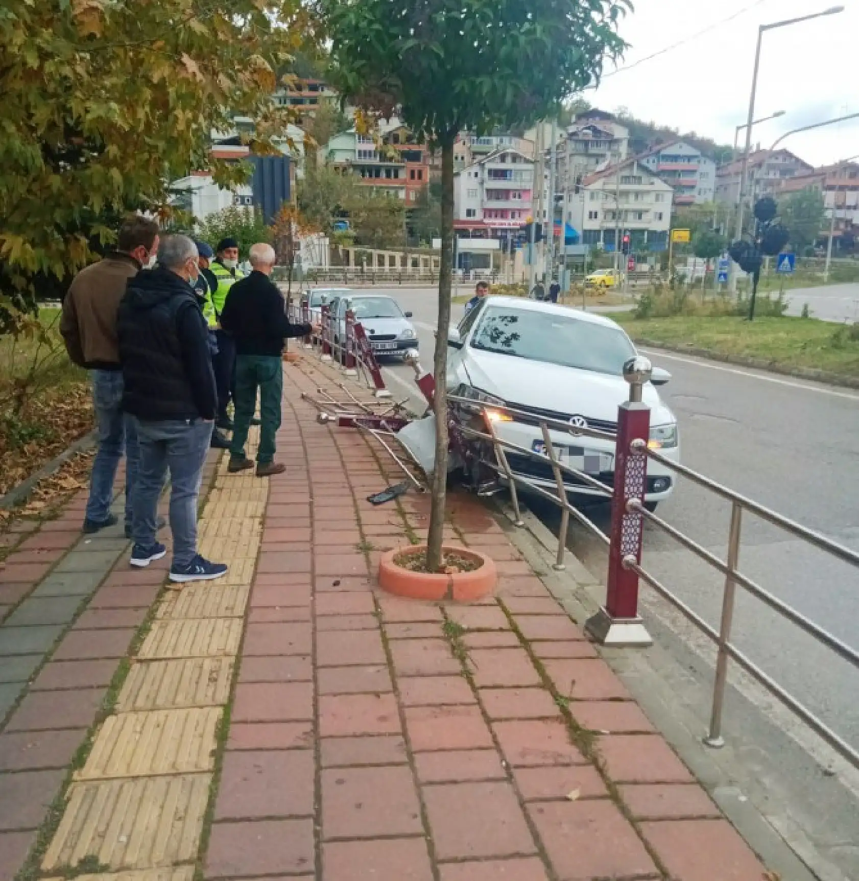 Otomobil Korkuluklara çarptı