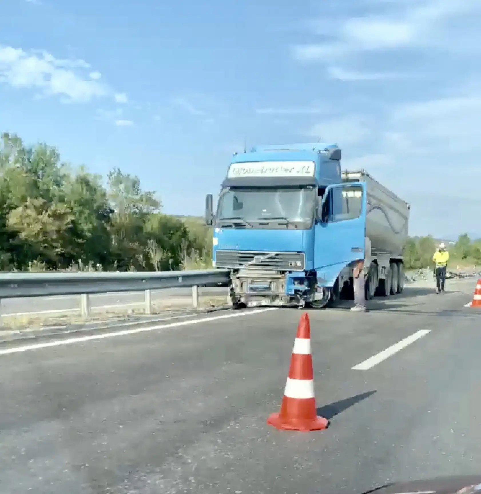 Kontrolden çıkan tır bariyerleri ezdi