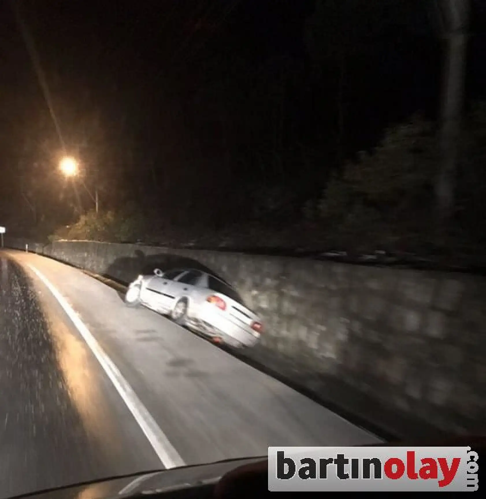 Buzda kayan iki otomobil kaza yaptı