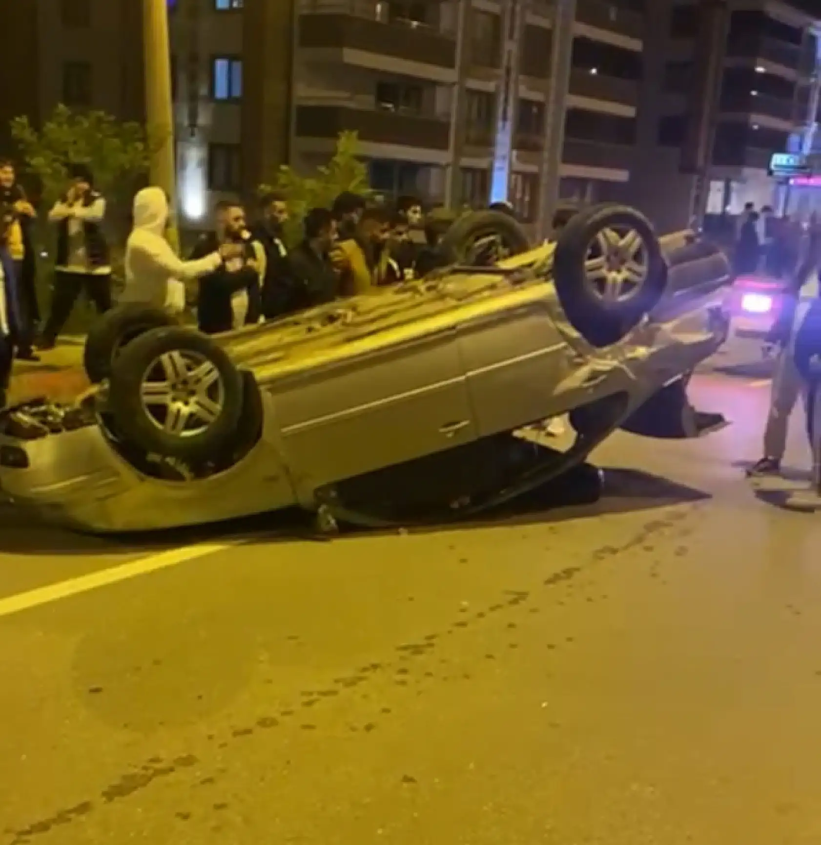 Yol ortasında ters döndü