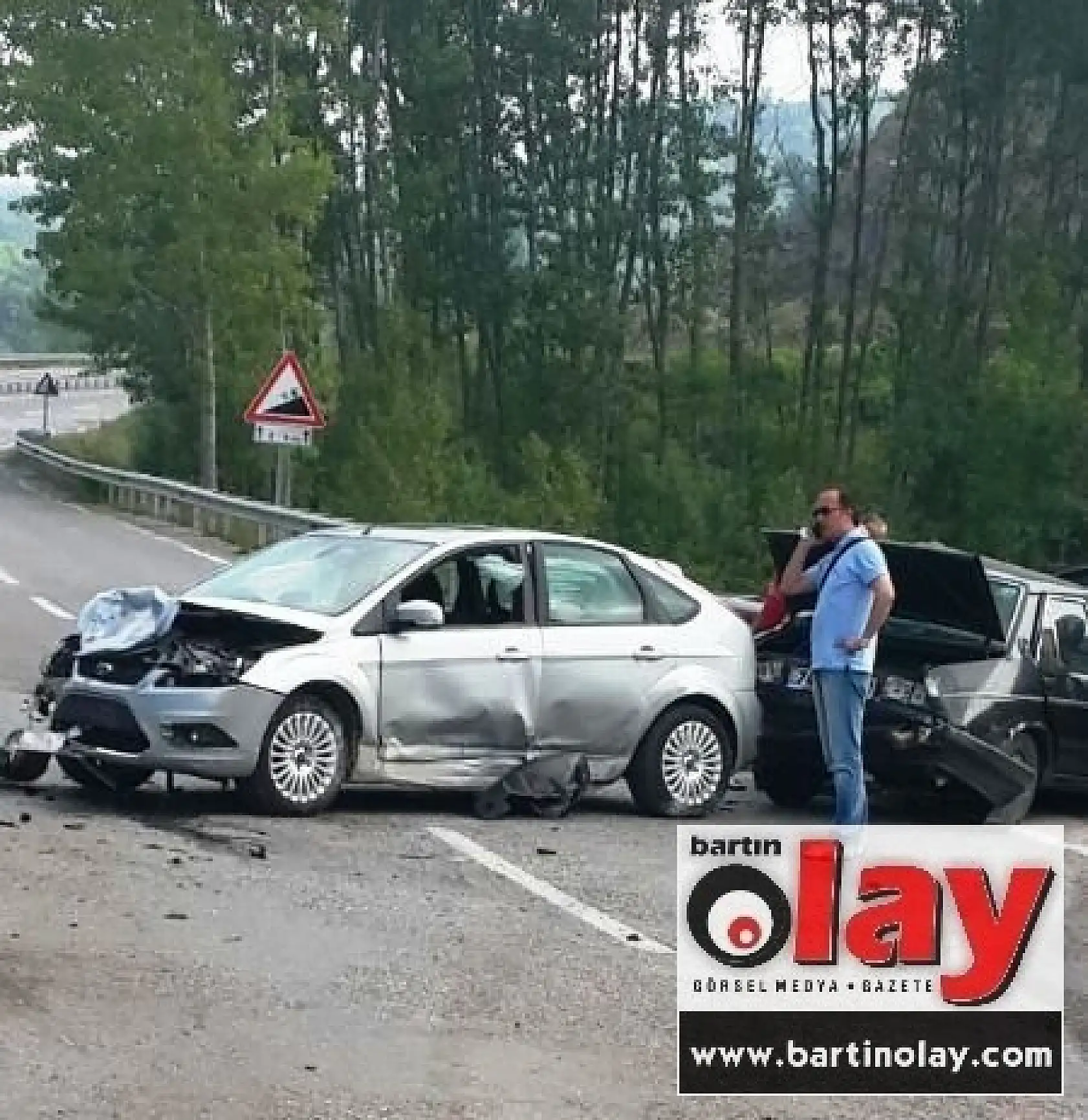 İki Otomobil Kafa Kafaya Çarpıştı