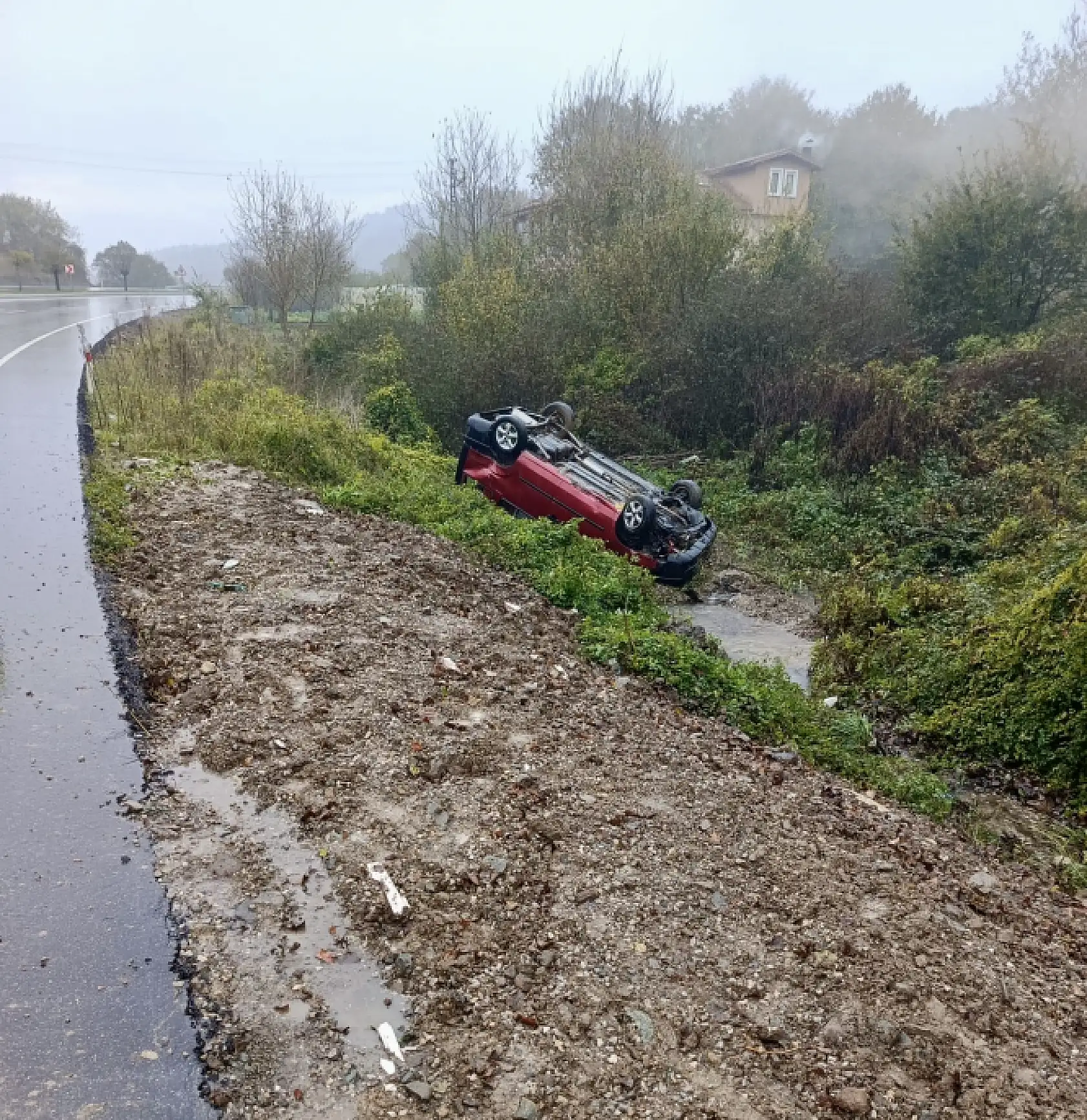 Yoldan çıkıp şarampole yuvarlandı