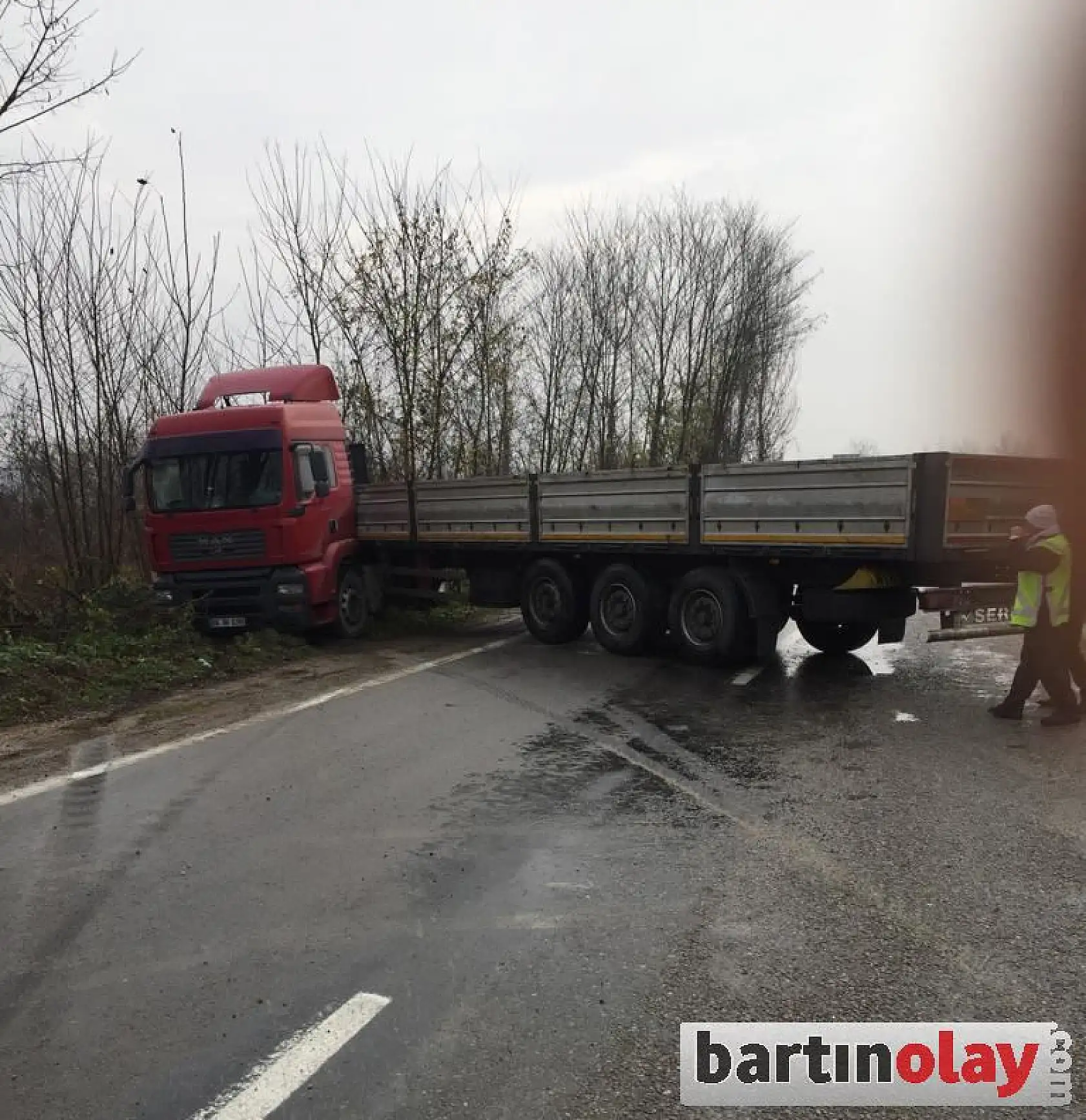 Kayan Tır yoldan çıktı