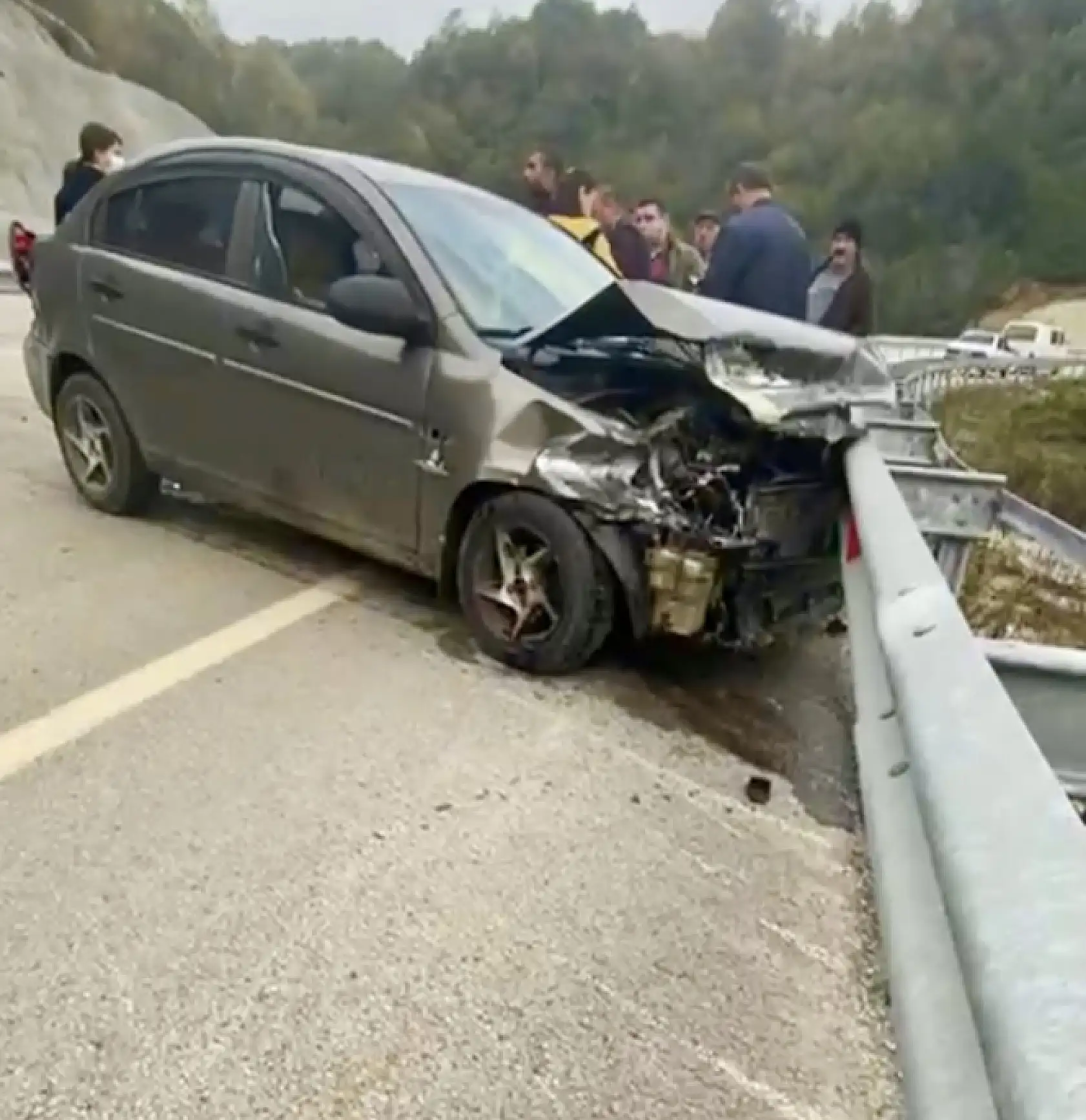 Otomobil bariyerlere çarptı