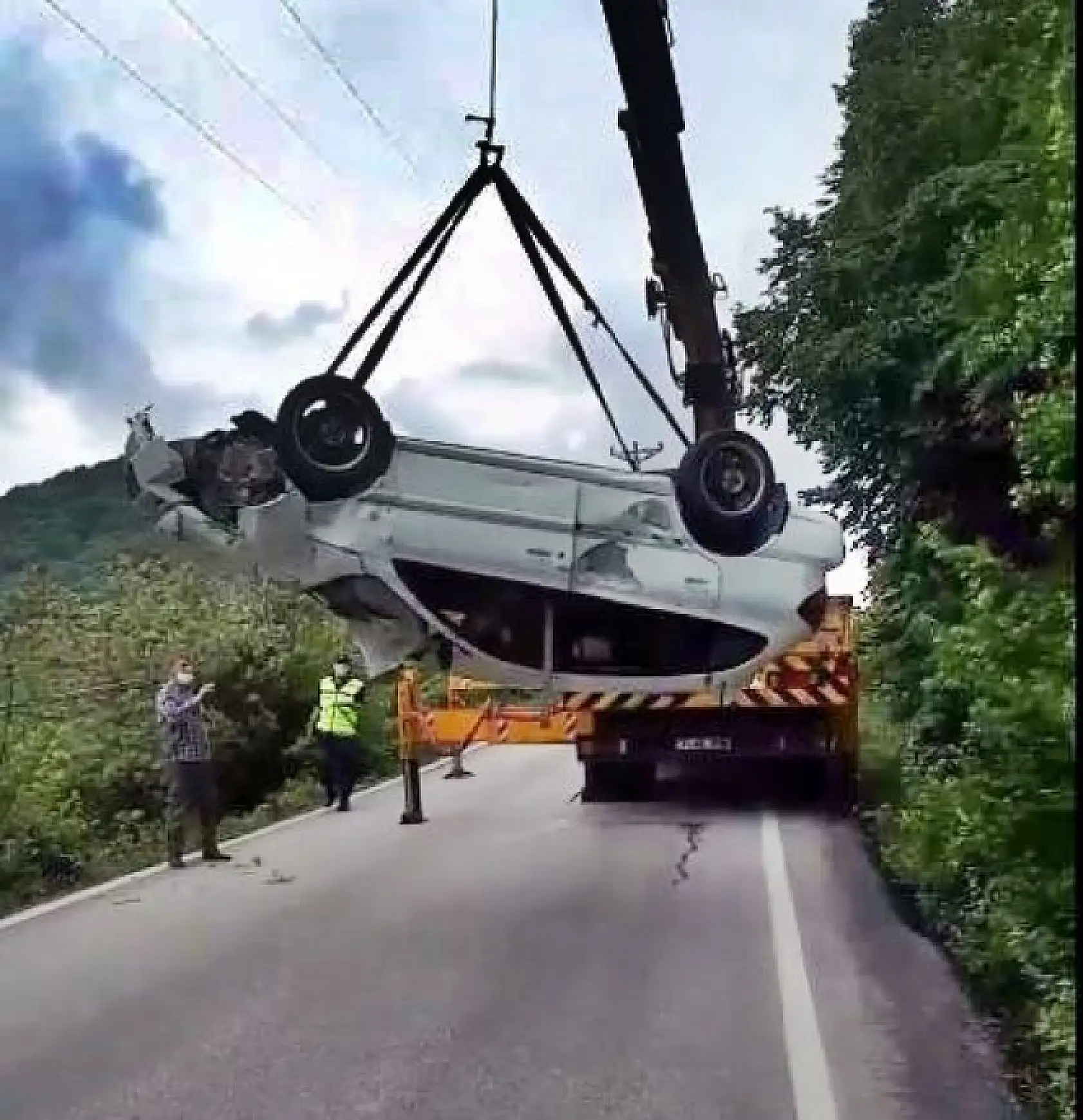 Otomobil Uçuruma yuvarlandı