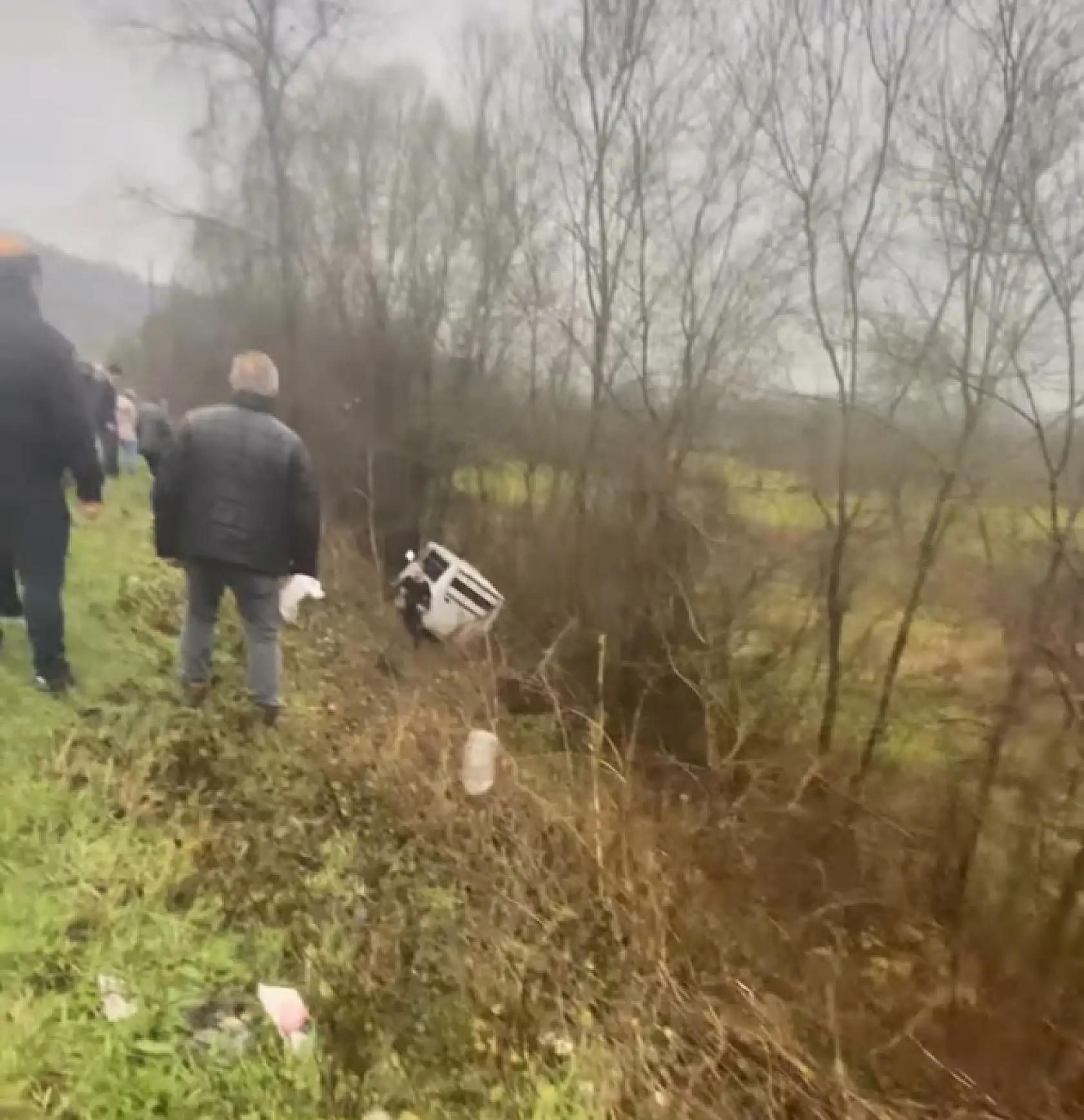 İşçi servisi şarampole uçtu