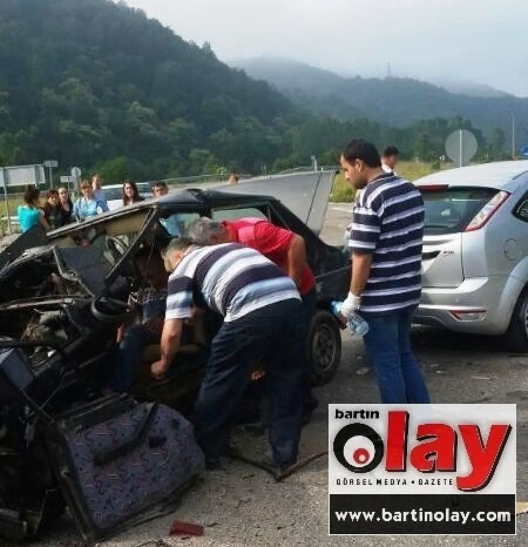 İki Otomobil Kafa Kafaya Çarpıştı