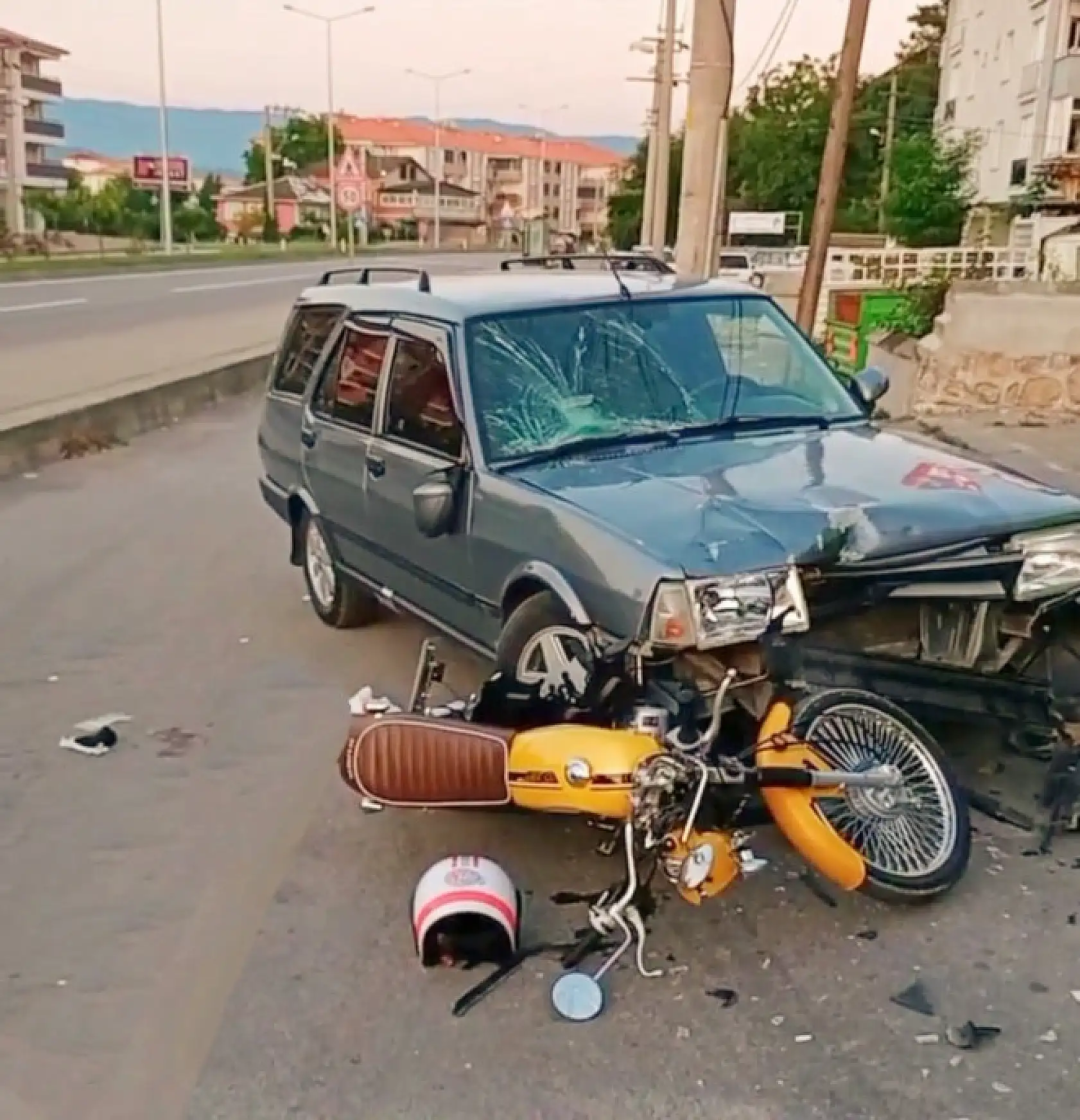 Motosiklet ile otomobil çarpıştı