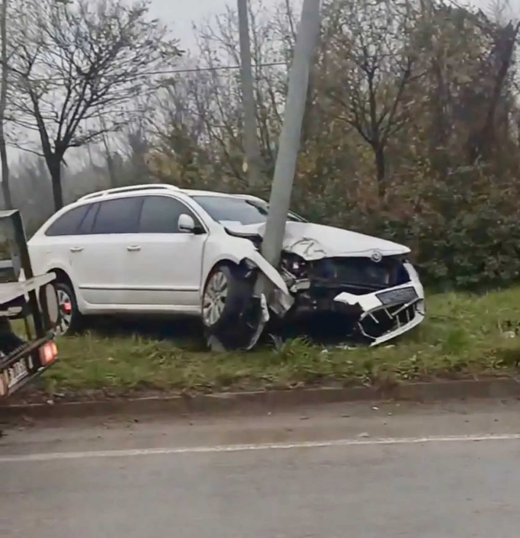 Aydınlatma direğine çarptı