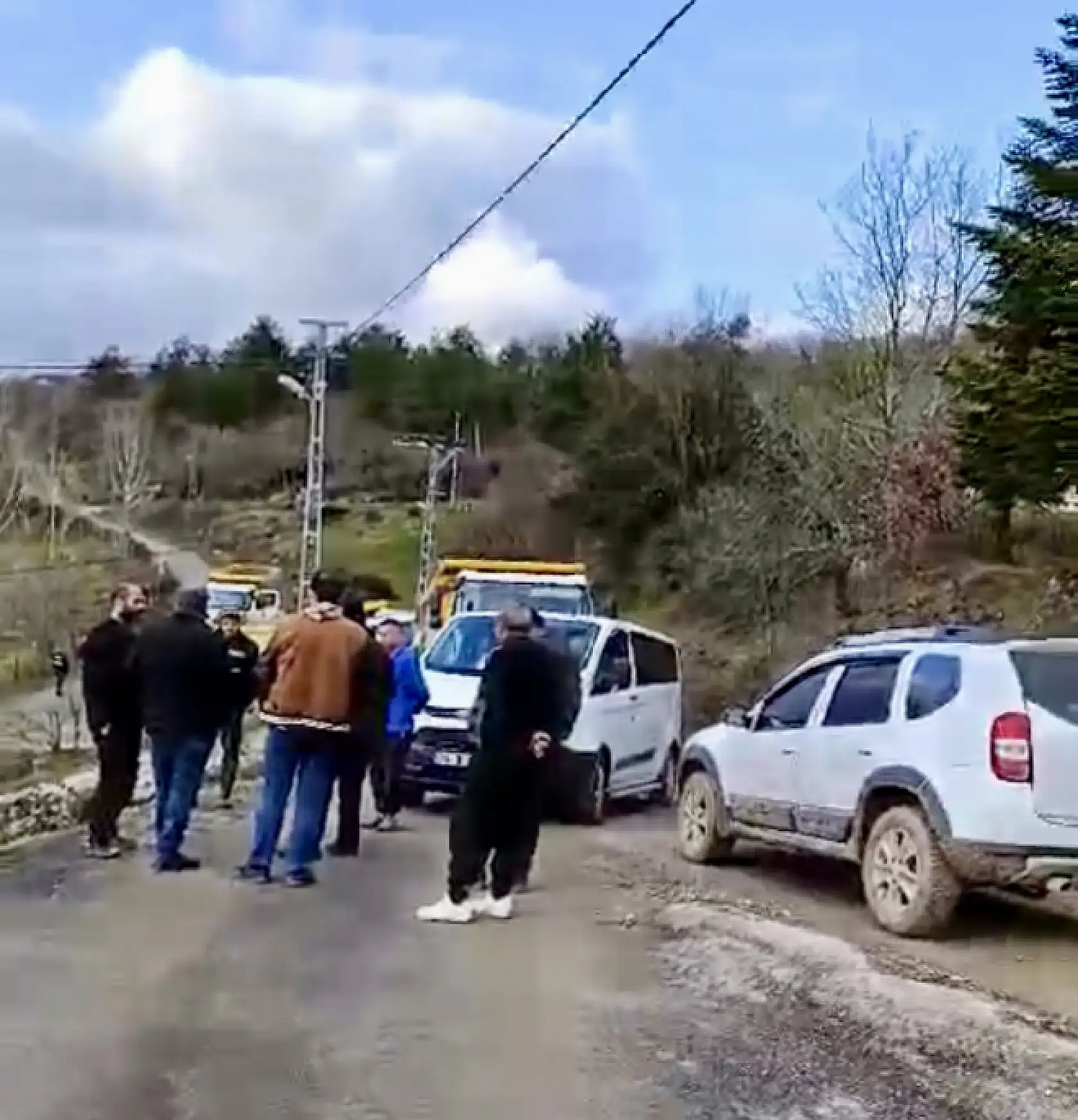 Köylüler kamyonları durdurdu