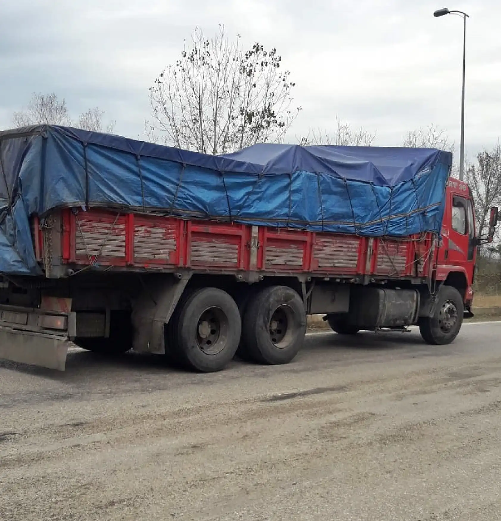 Kamyon ile otomobil çarpıştı