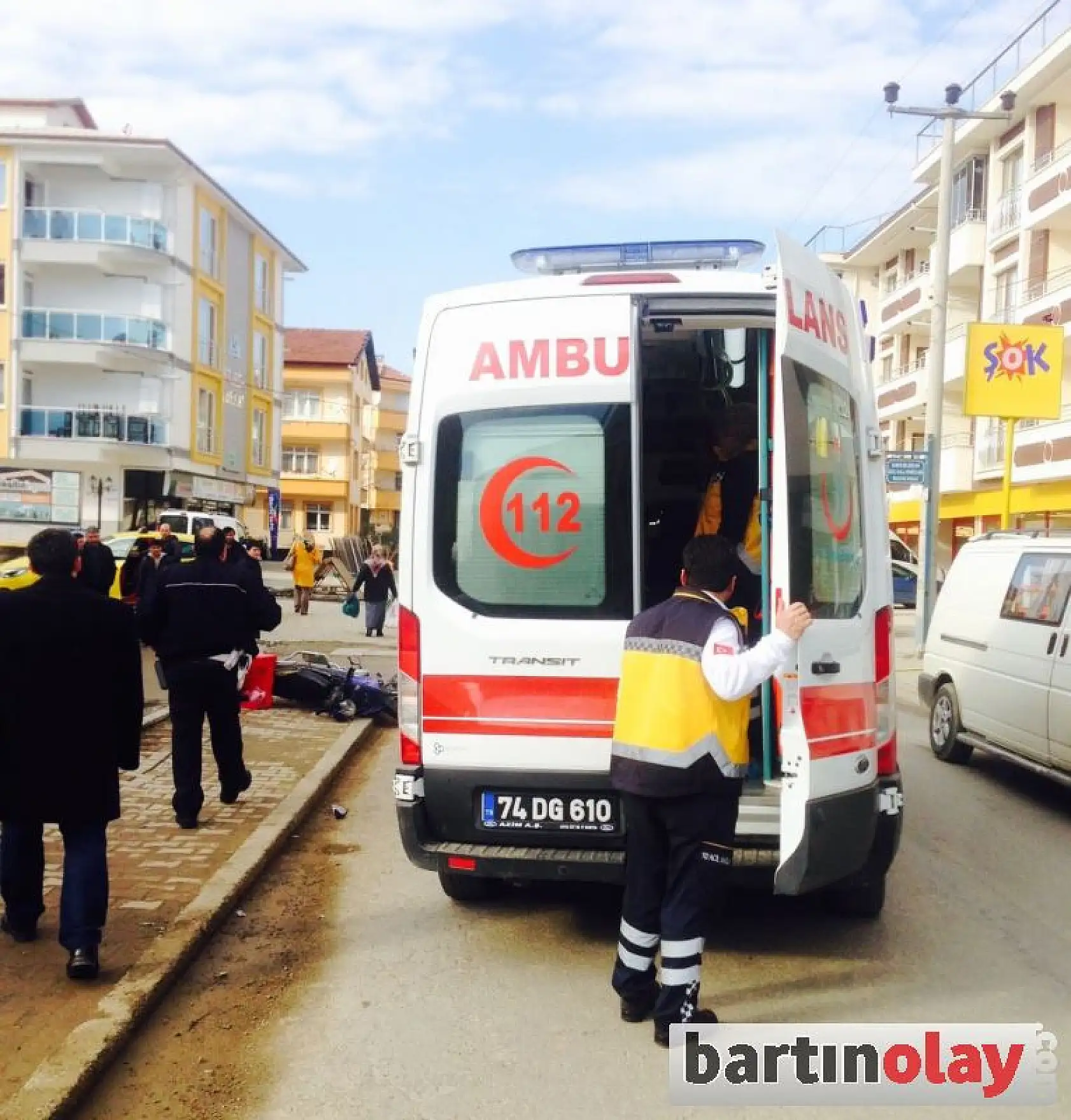 Motosiklet ile taksi çarpıştı