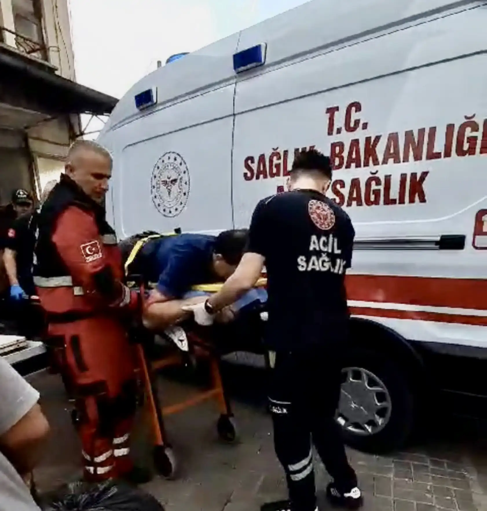 Yıkılan duvarın altında kaldı