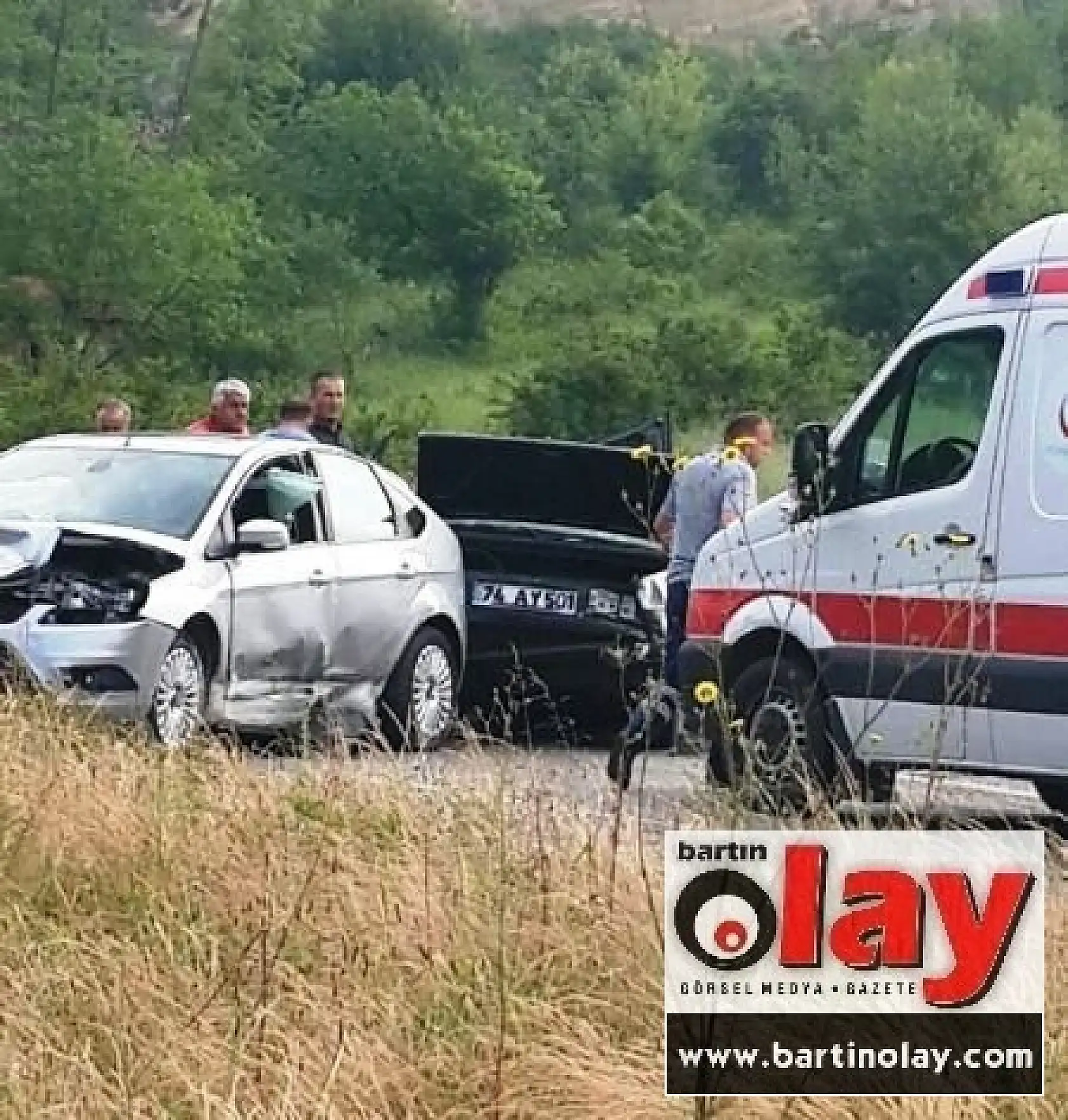 İki Otomobil Kafa Kafaya Çarpıştı
