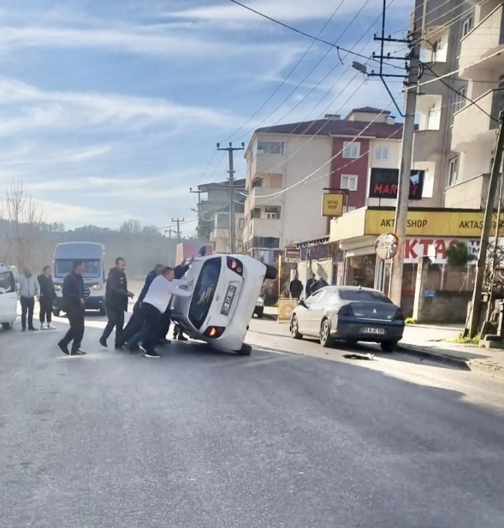 Gözüne güneş gelen sürücü kaza yaptı