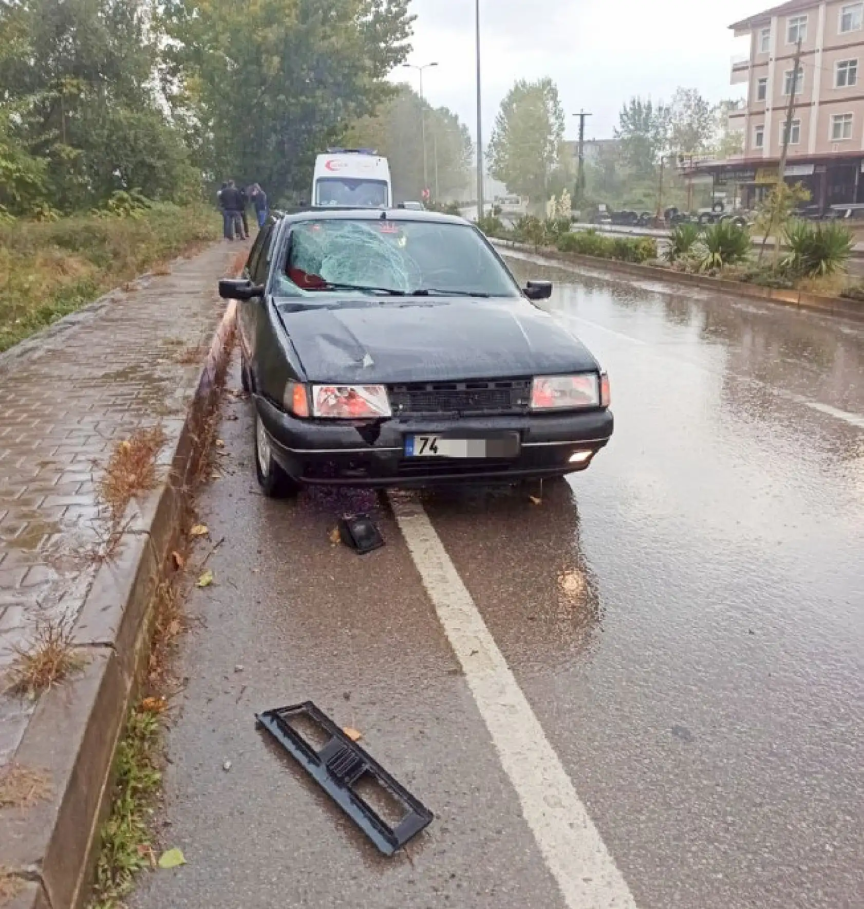 Yolun karşısına geçerken araba çarptı