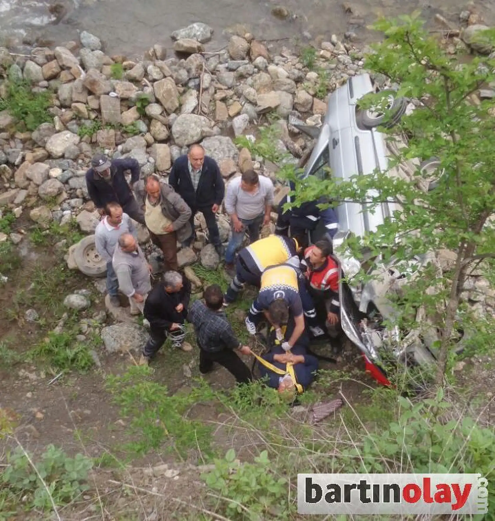 Otomobil uçuruma yuvarlandı