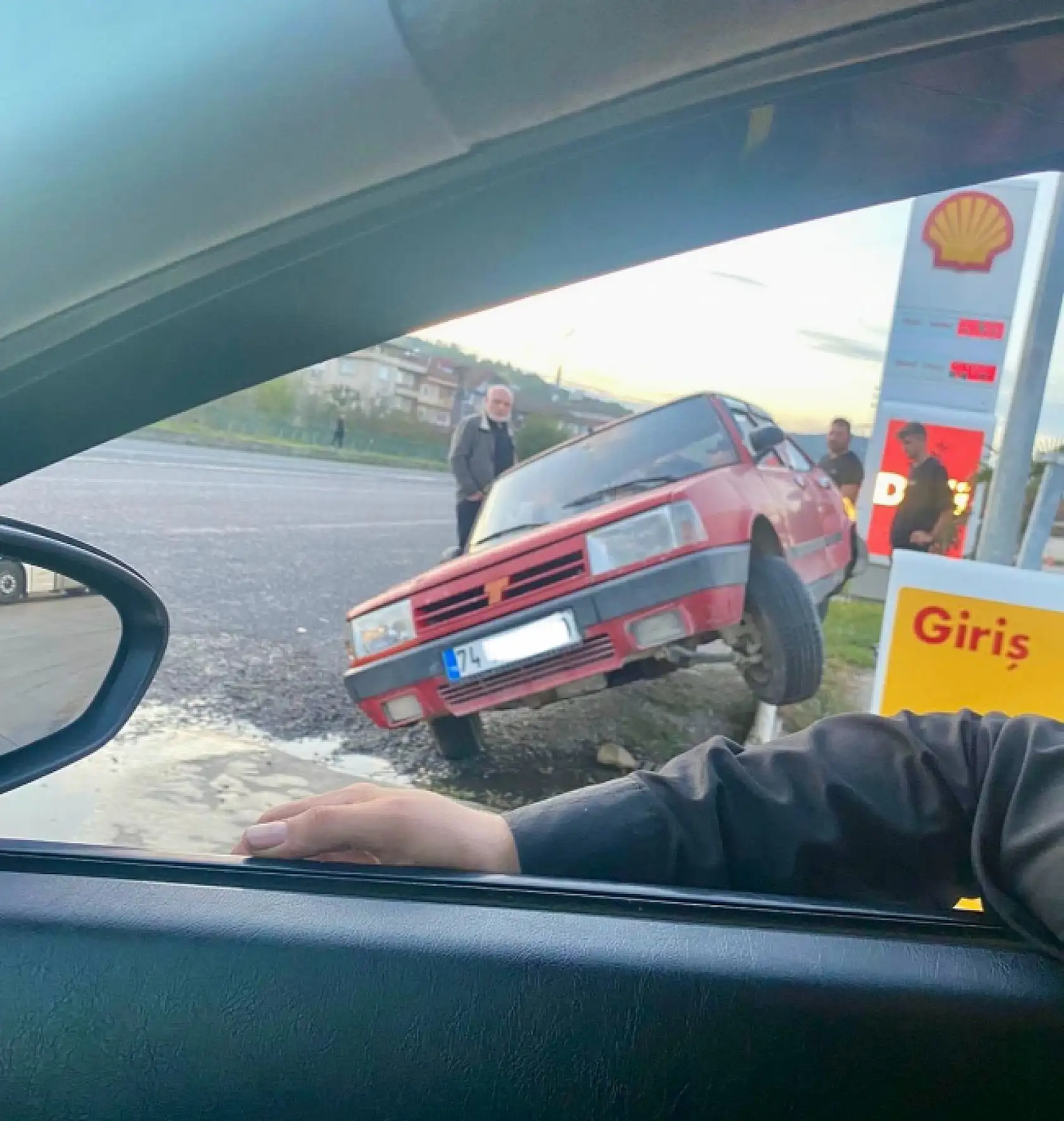 Kurtköy'de iki araç çarpıştı