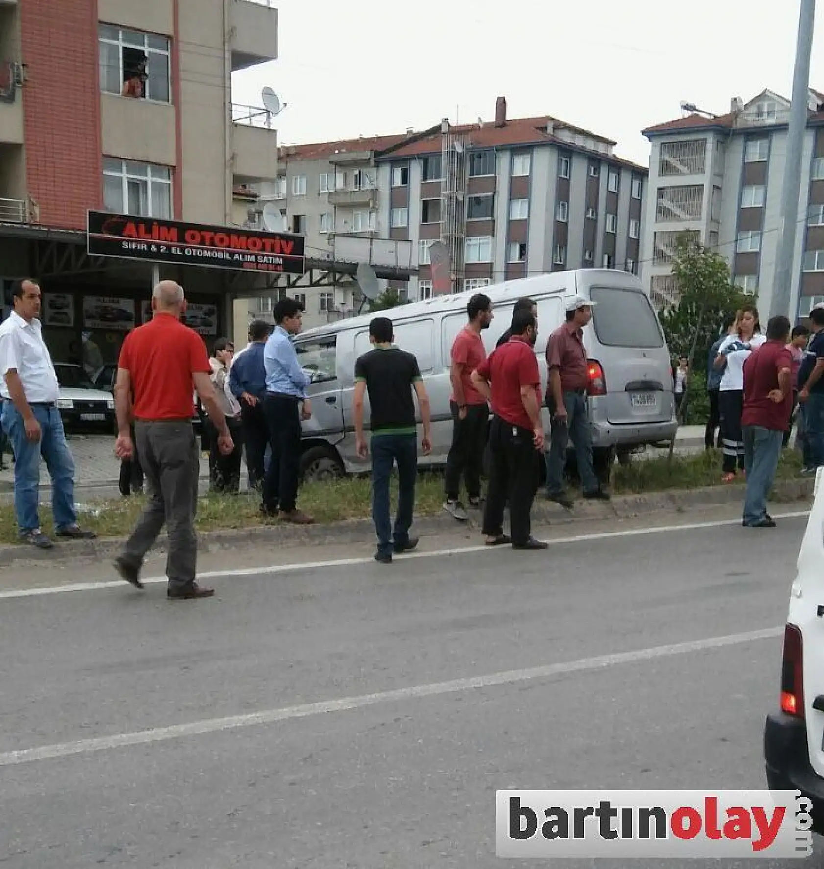 Kontrolden çıkan minibüs takla attı