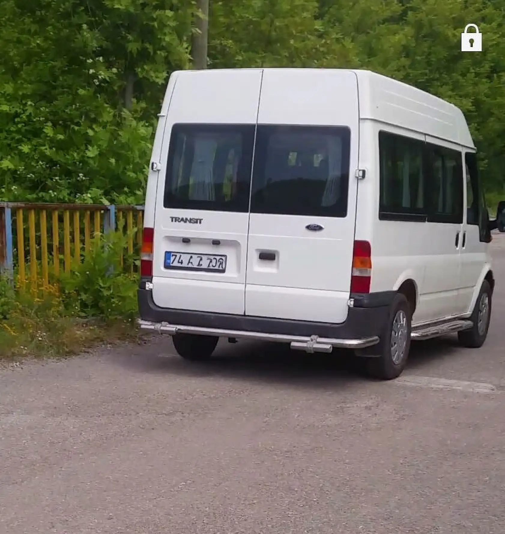 Köprüde aracı durdurdu, bakın ne yaptı!