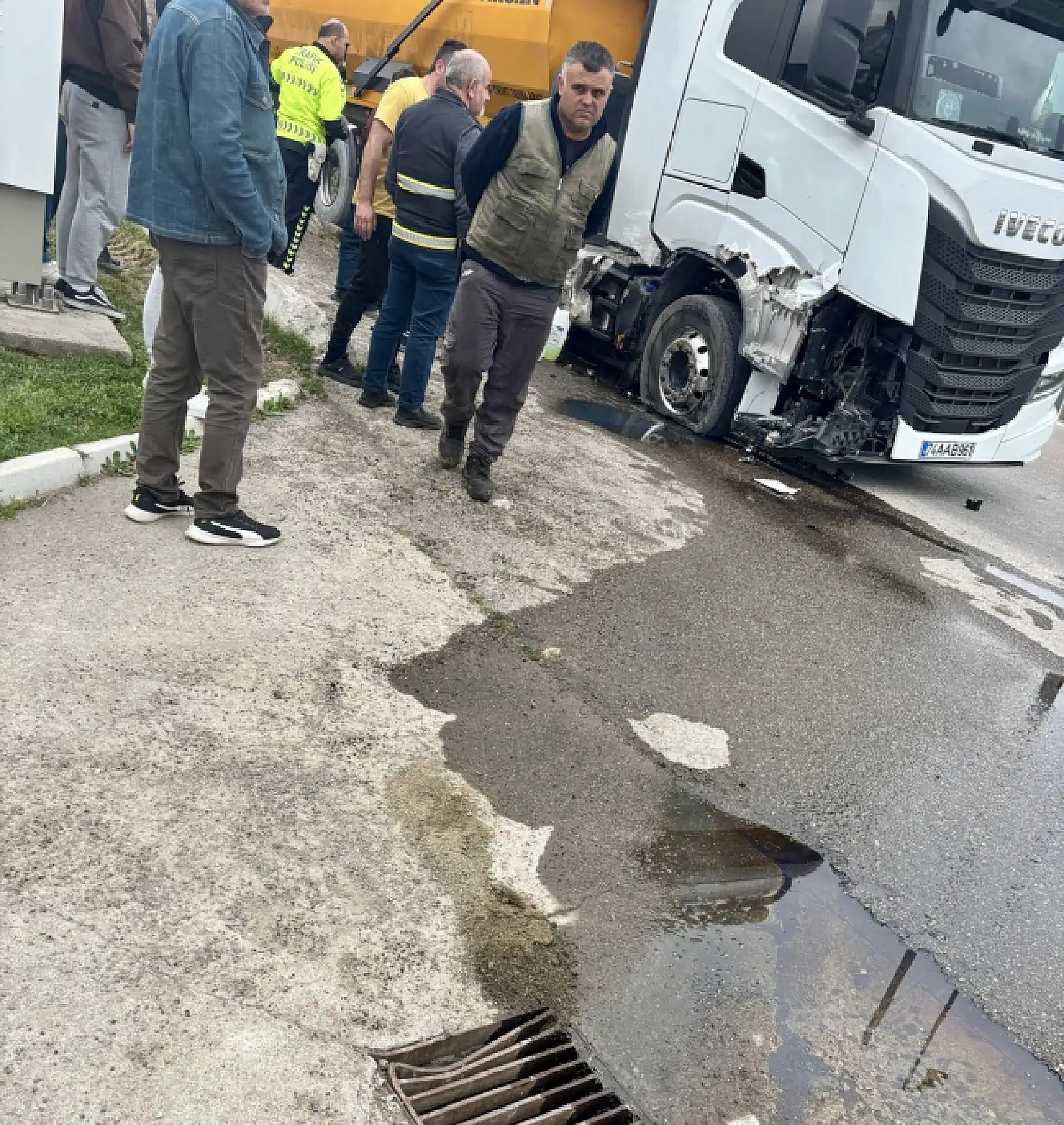 Kepçenin tırnakları tır'a saplandı