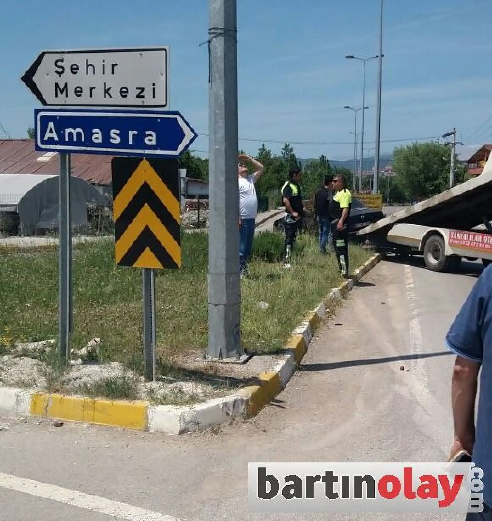 Kontrolü kaybetti, orta refüje çarptı