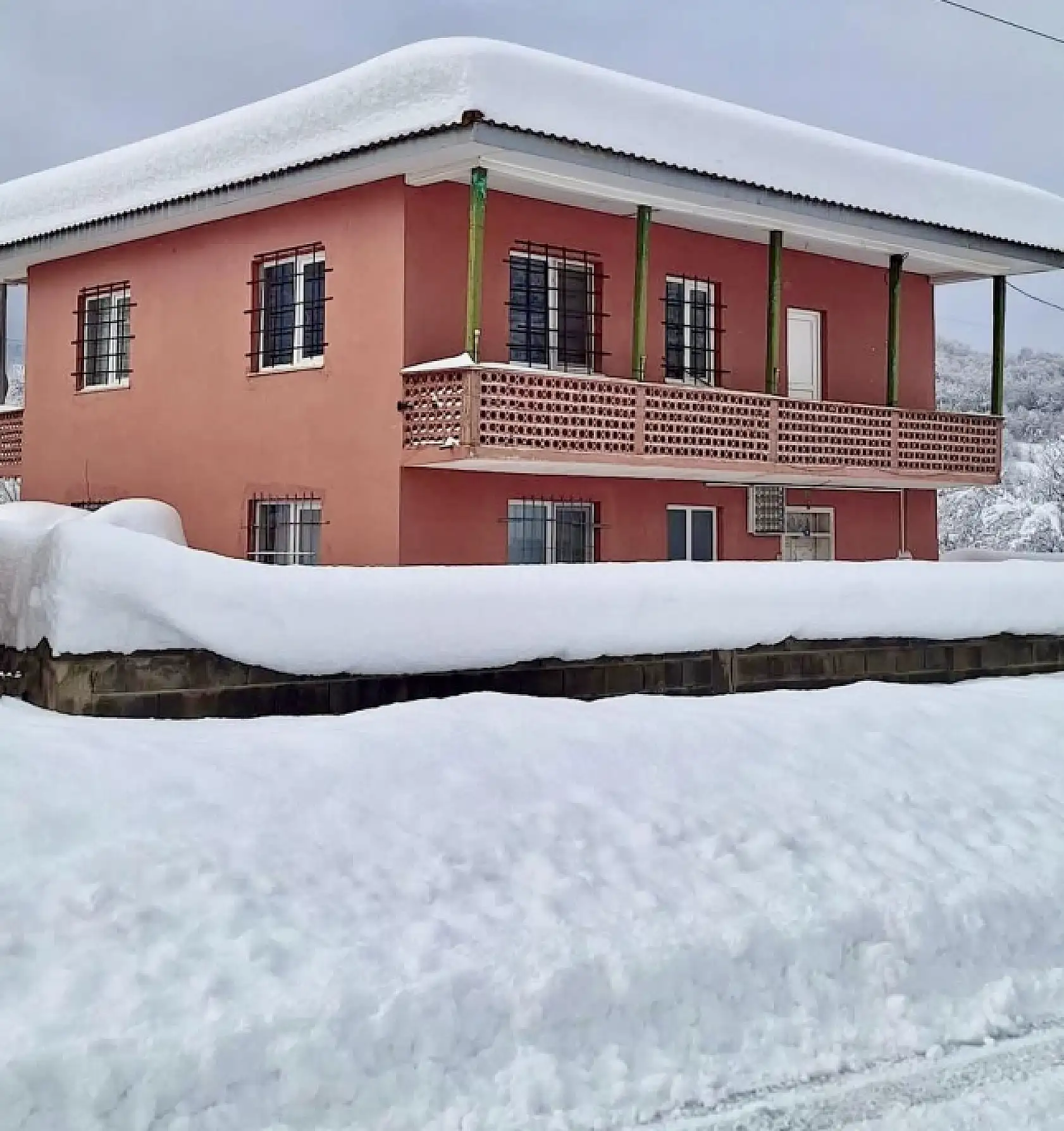 Köylerde kar insan boyunda