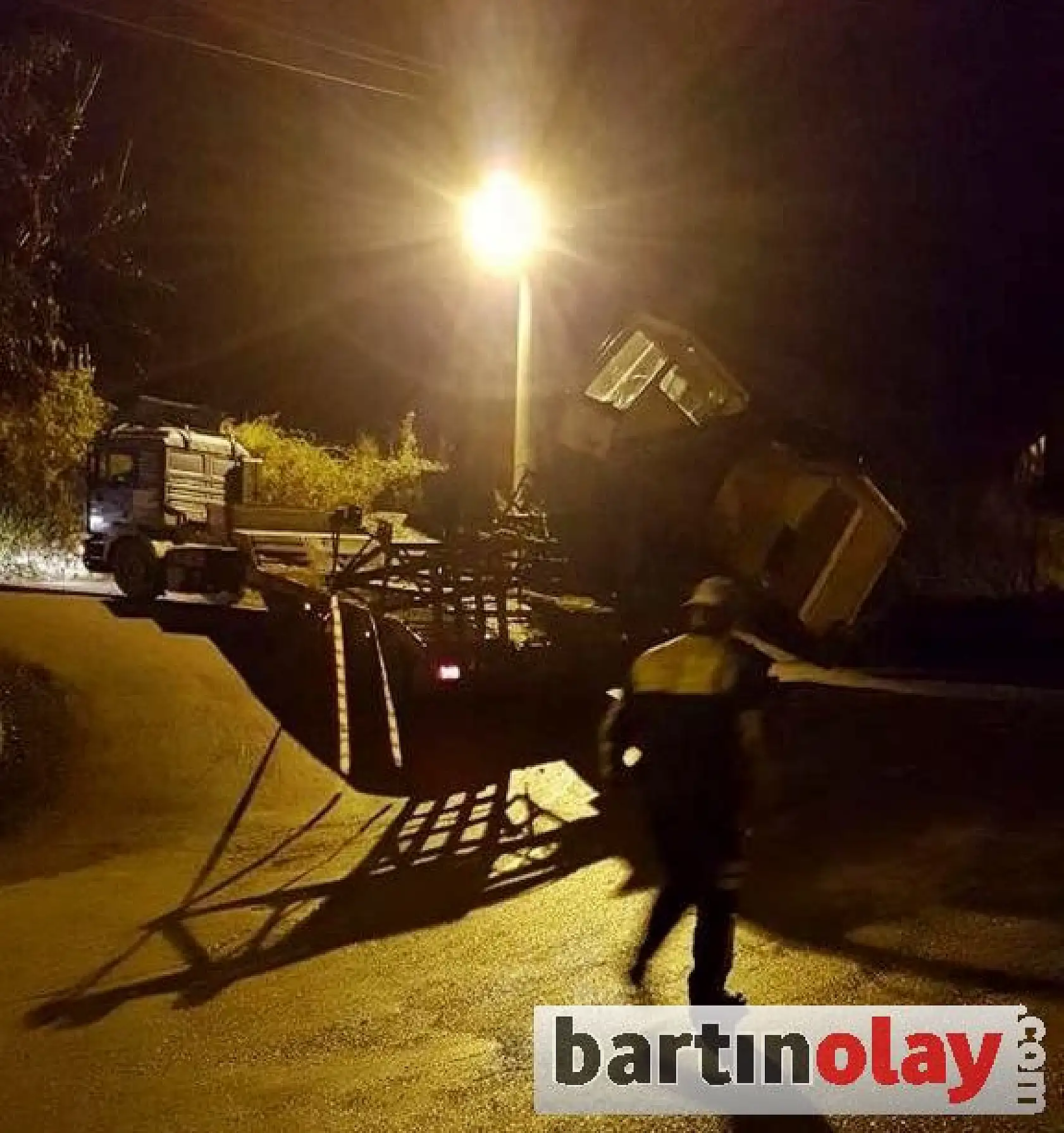 Paletli vinç kayarak yola devrildi