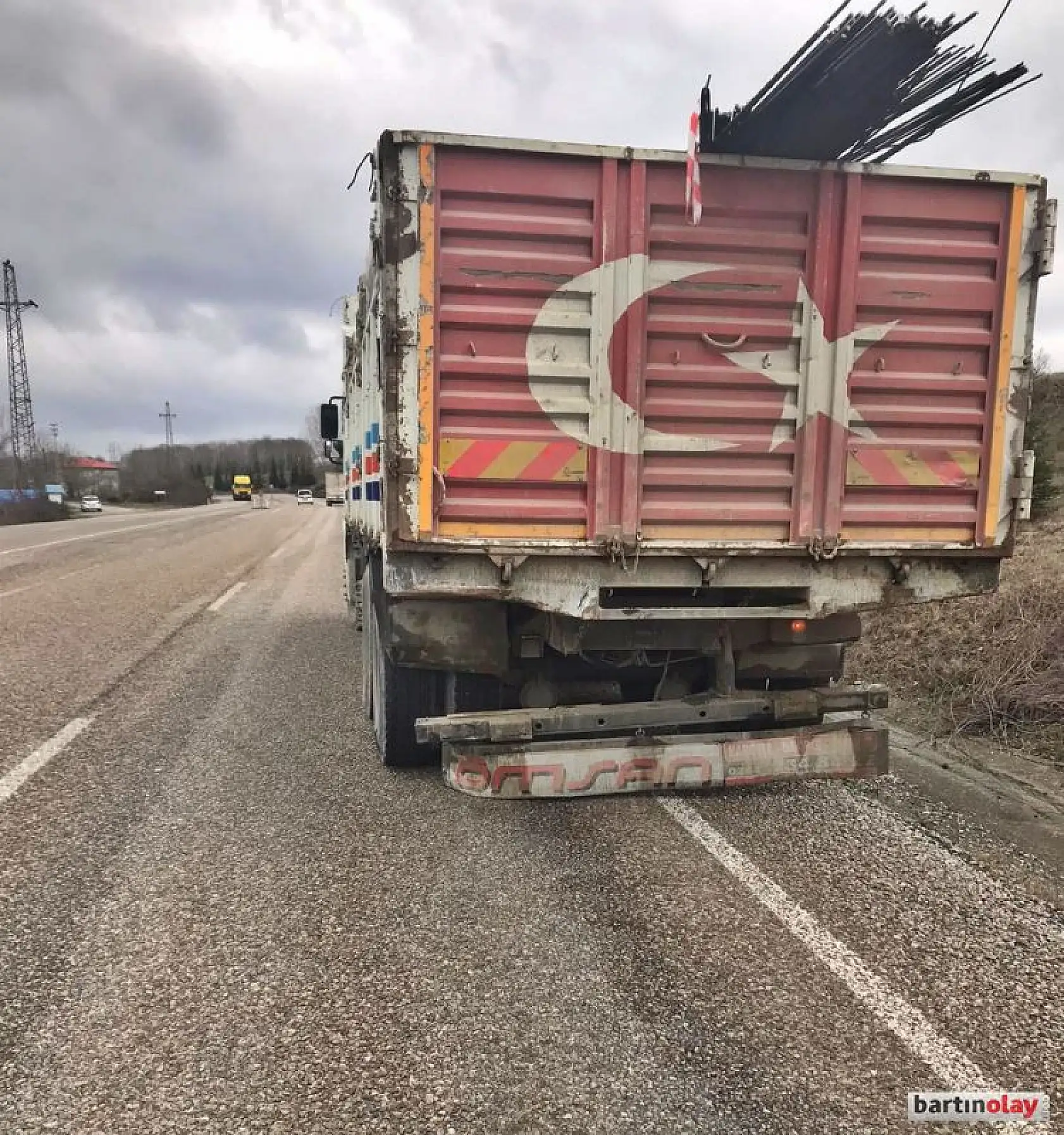 Kamyonun altına girdi