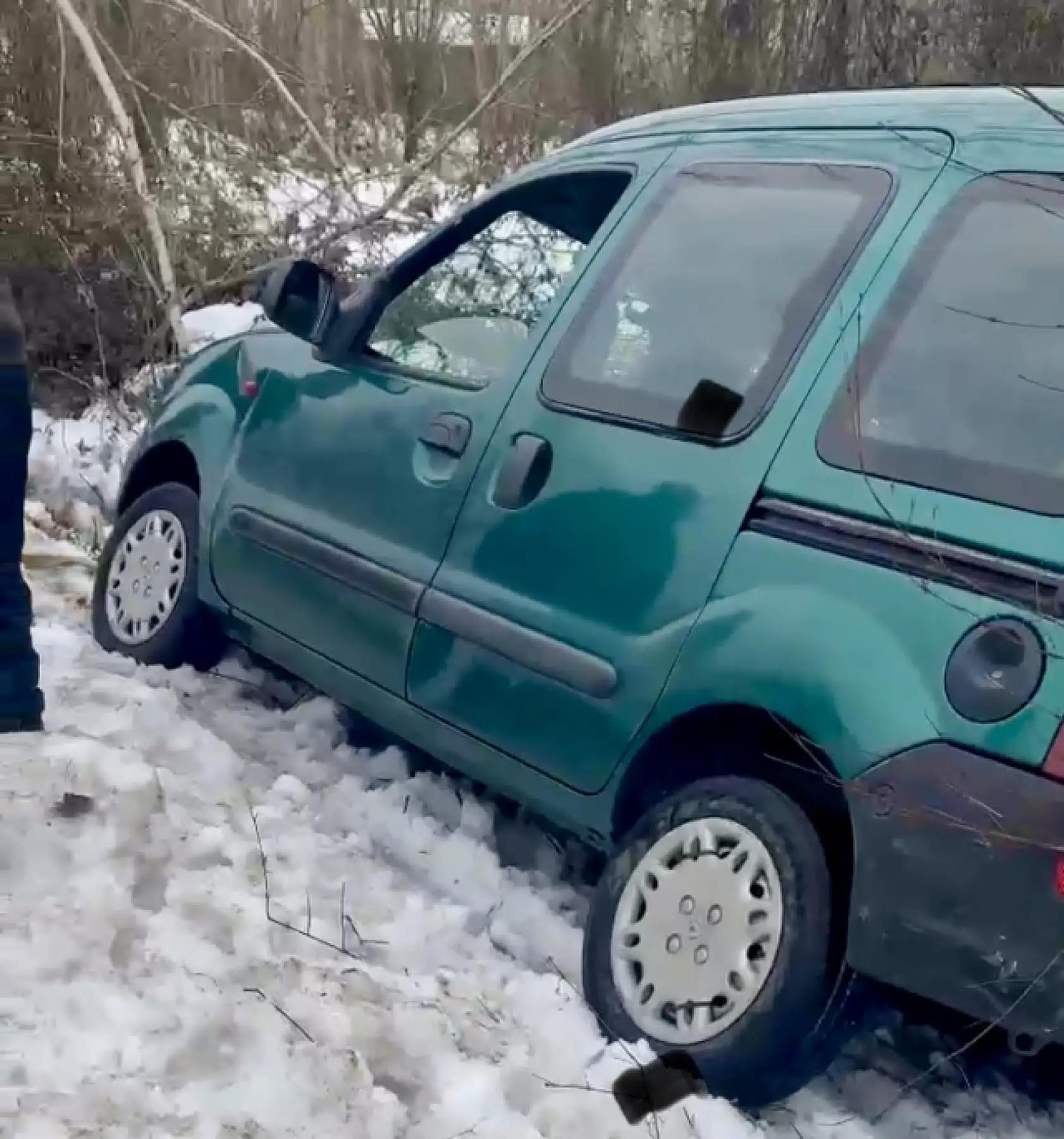 Otomobil kanala uçtu